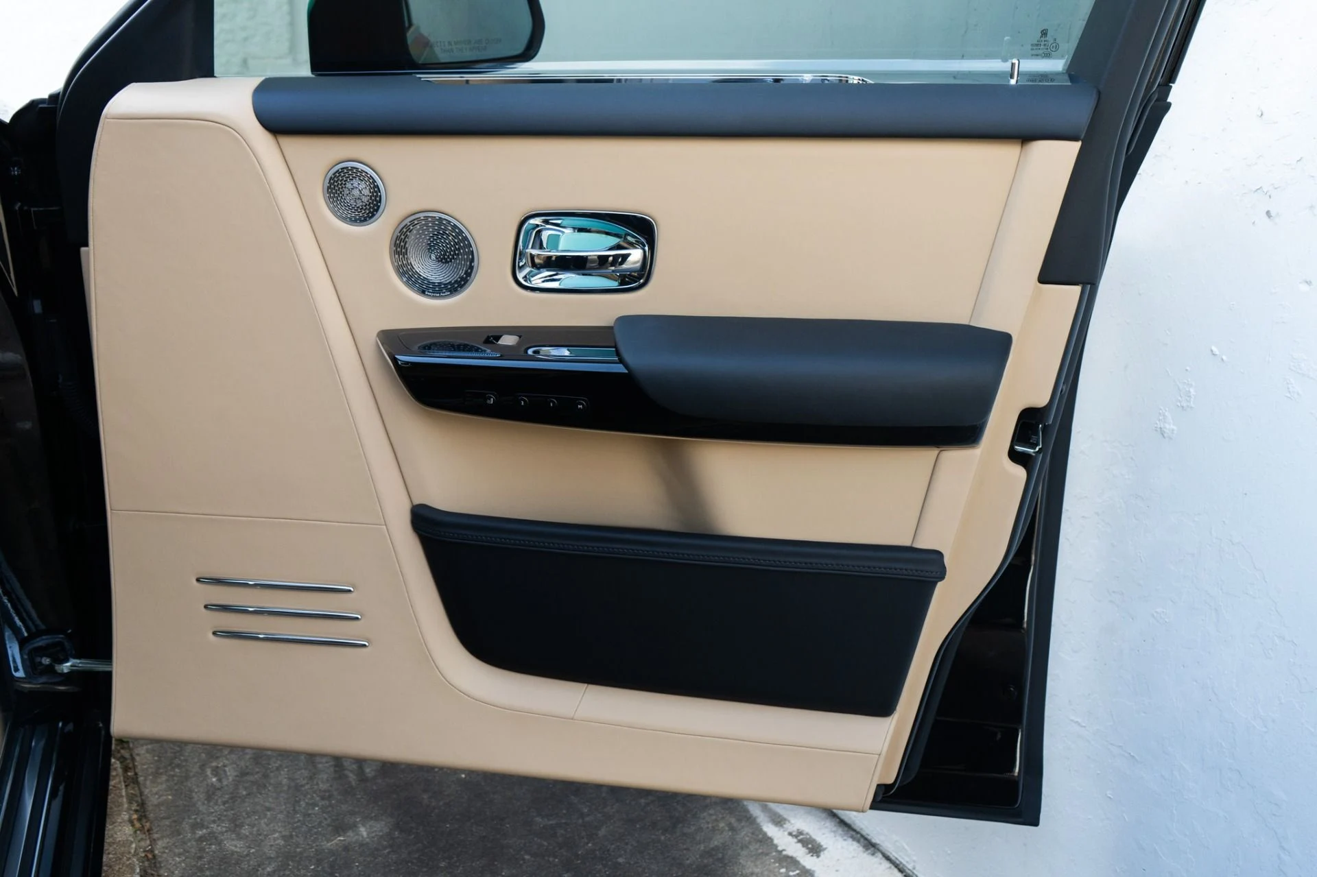 mph039_2778512967_Used_2022_Rolls_Royce_Phantom_EWB_1771455948_6e7afae6d7