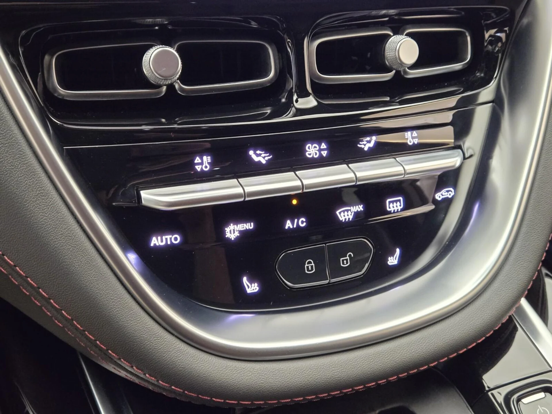 mph039_2822619356_Used_2024_Aston_Martin_DBX_1777355483_3fa073a595