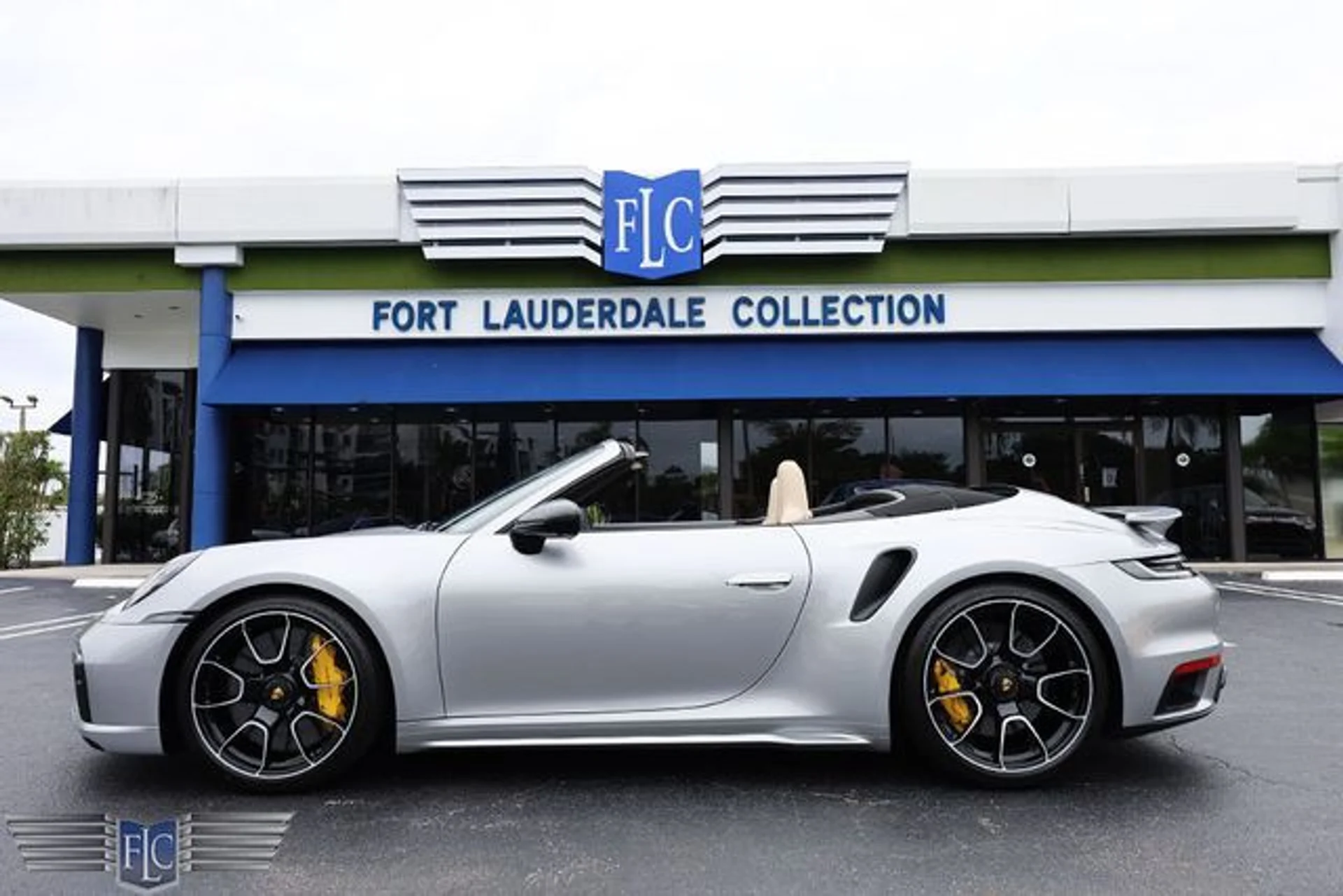 mph039_2852067019_used_2024_porsche_911_turboscabriolet_6305_22389429_44_640_88a4241059