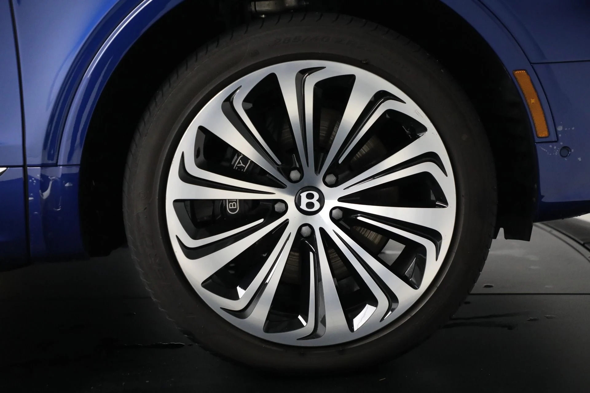 mph039_2854136941_Used_2024_Bentley_Bentayga_Azure_V8_a9a8b7d9e3