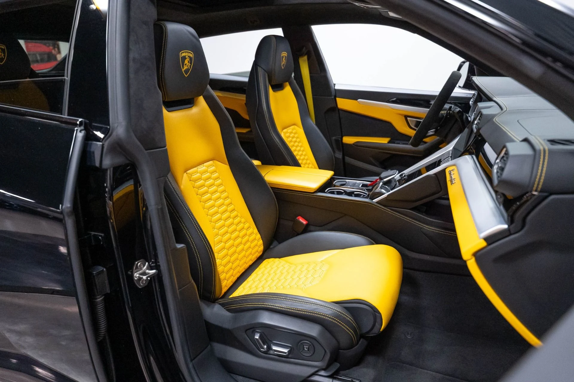 mph039_2856009402_Used_2019_Lamborghini_Urus_1786985122_7be85c914a