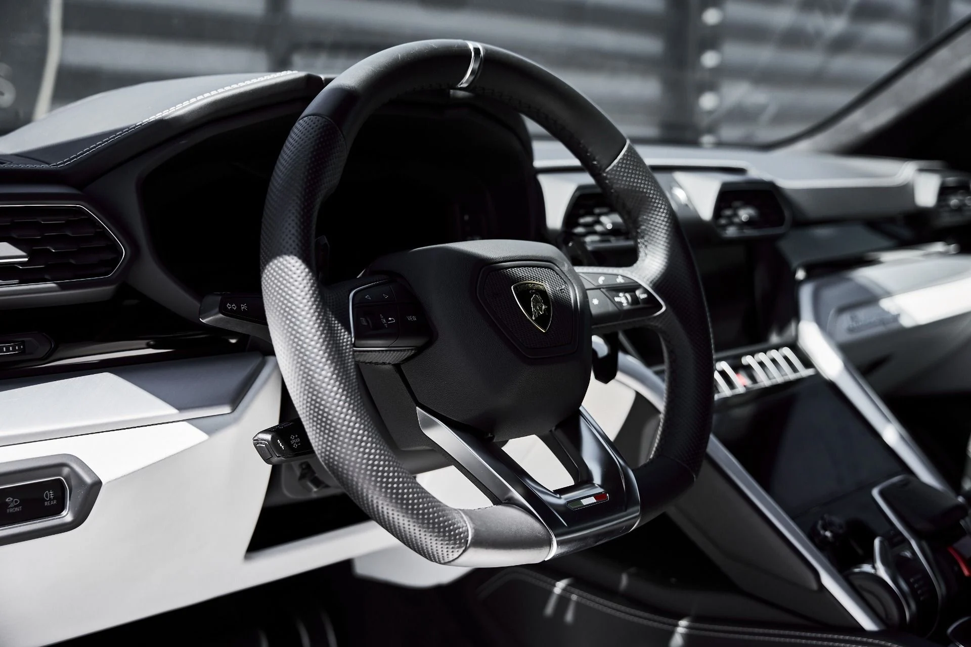 mph039_2897614715_Used_2019_Lamborghini_Urus_Base_1776301862_ac21a34923