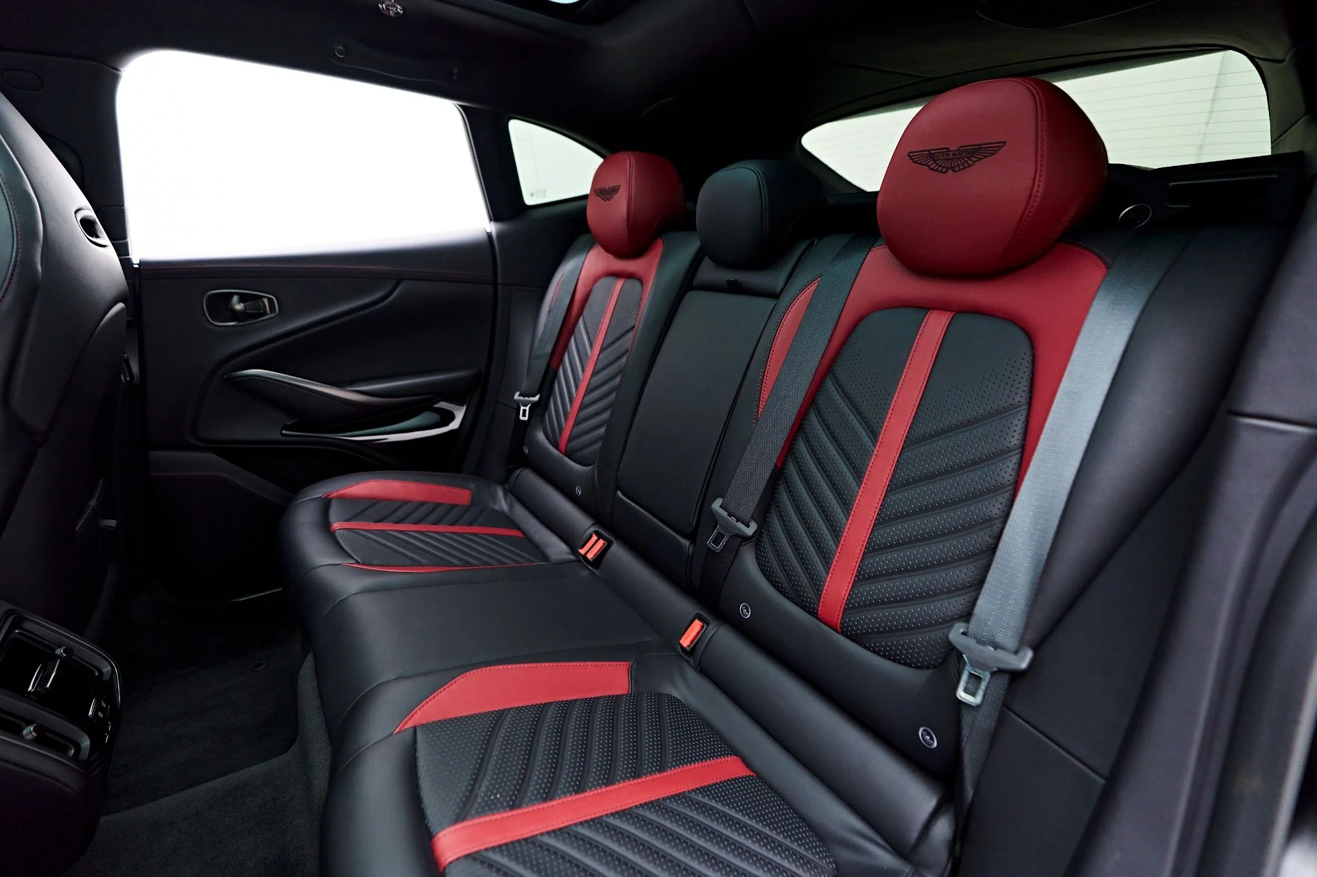 mph039_2967020812_Used_2023_Aston_Martin_DBX_707_1731378416_c5011bd9a2