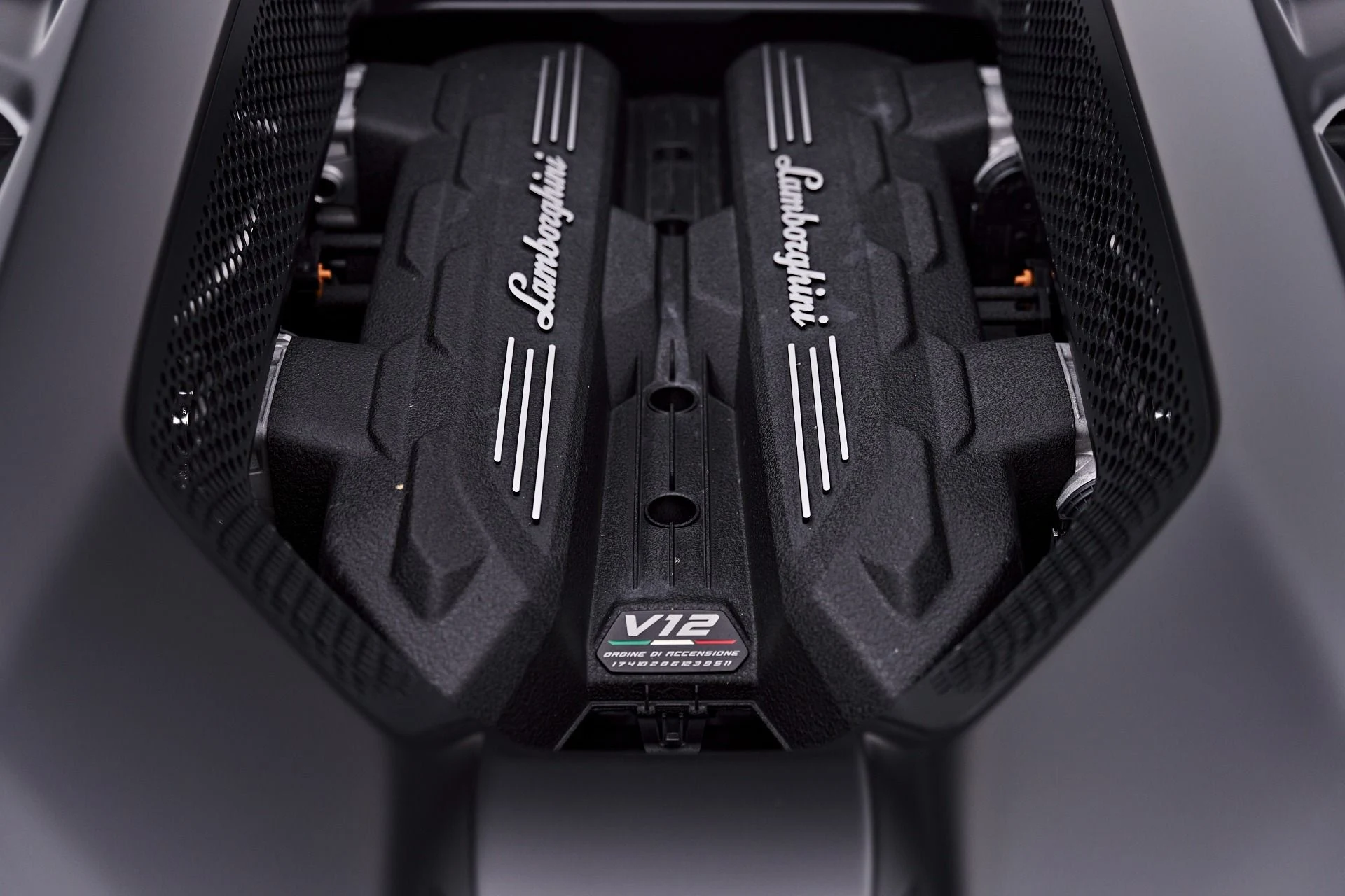 mph039_2974348682_Used_2025_Lamborghini_Revuelto_Base_1786151805_cec97a5c20