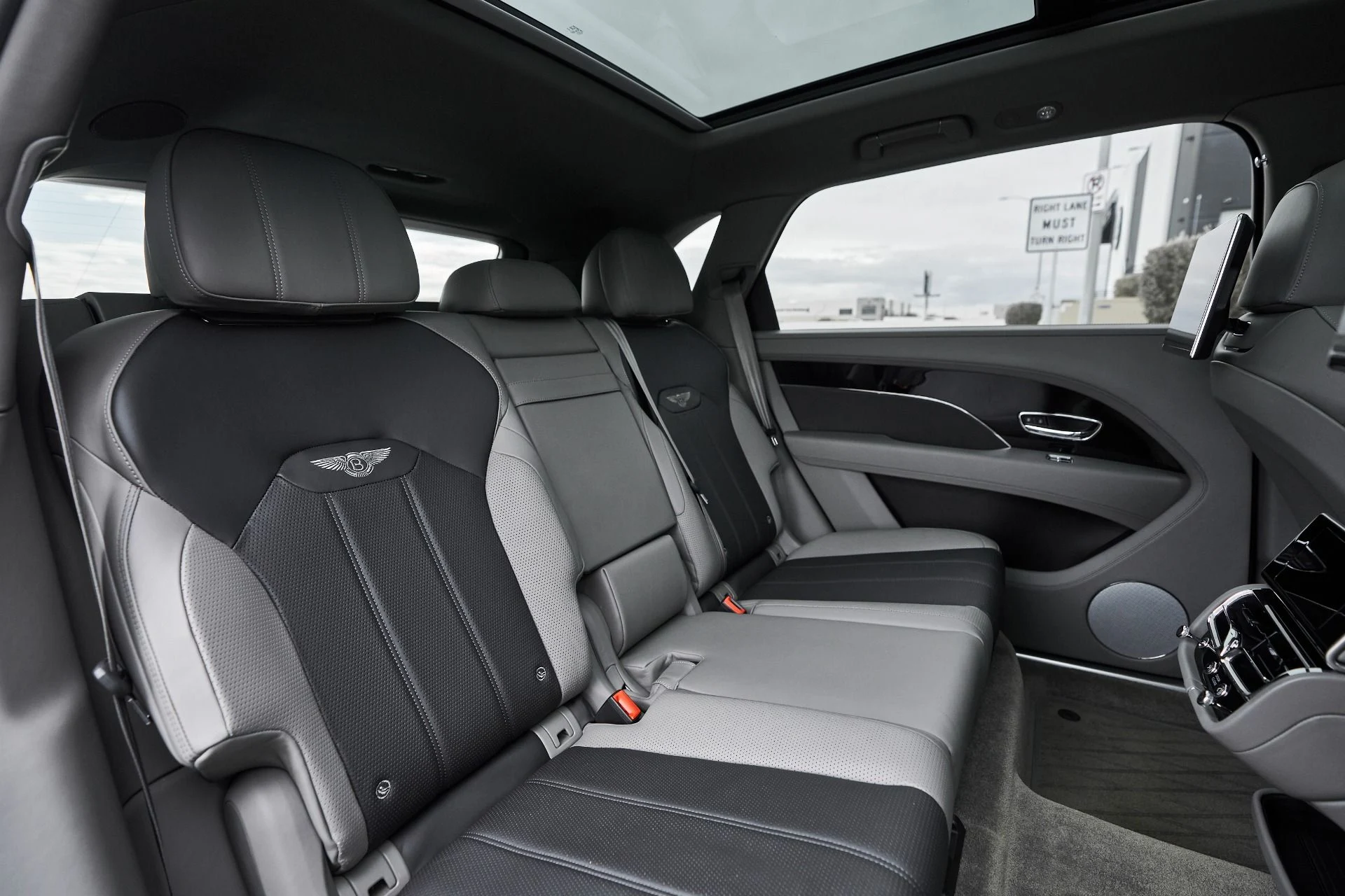 mph039_2996641729_Used_2023_Bentley_Bentayga_EWB_Azure_1763502530_4cea787acb