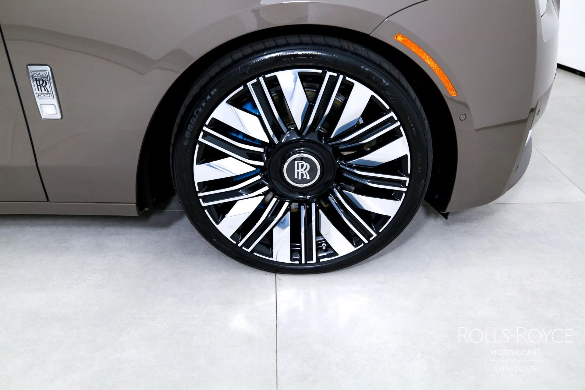 mph039_2997678292_Used_2025_Rolls_Royce_Ghost_1759510962_ec68ae1153