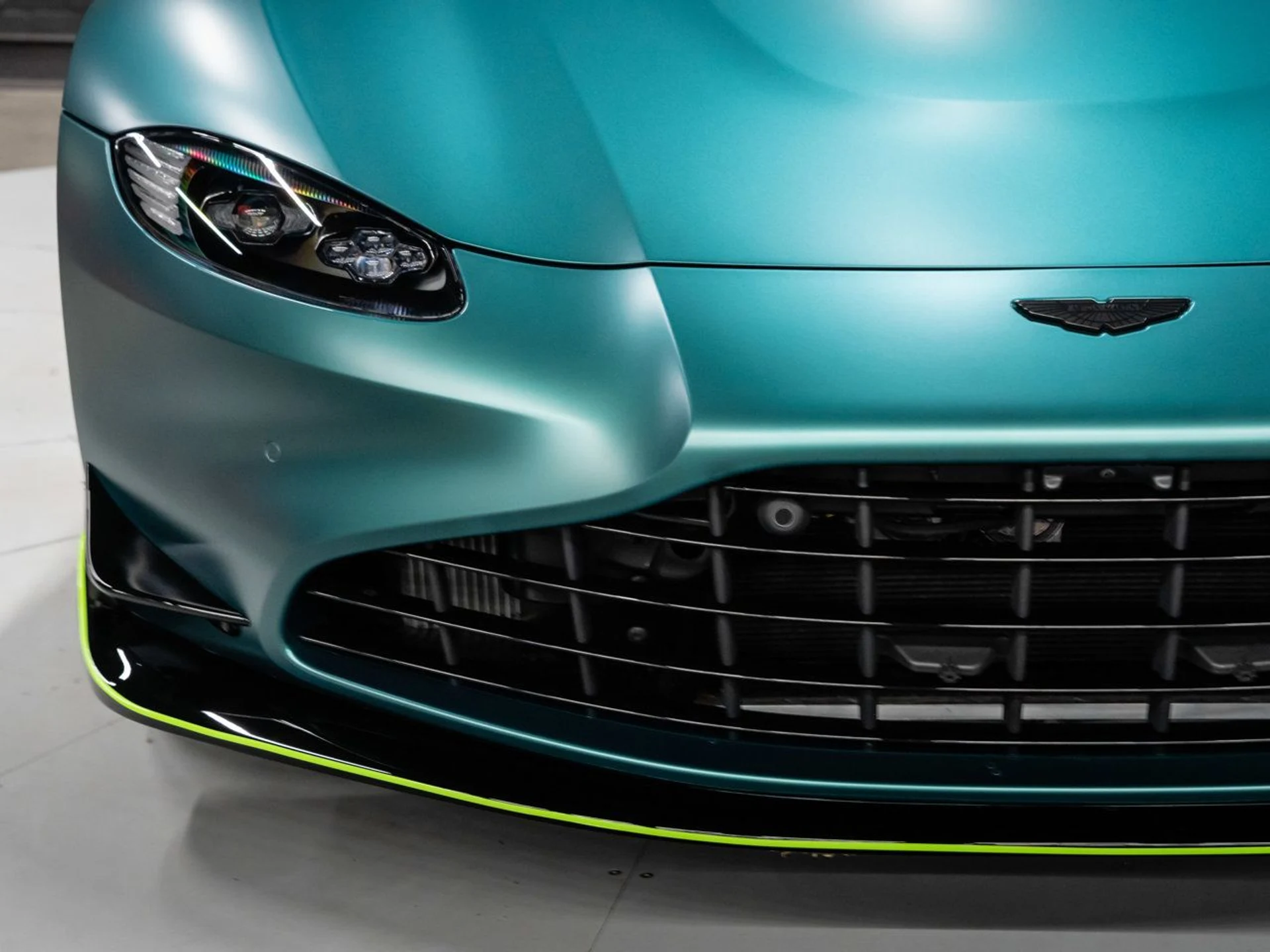 mph039_315457410_aston_martin_vantage_2023_4186d3e935