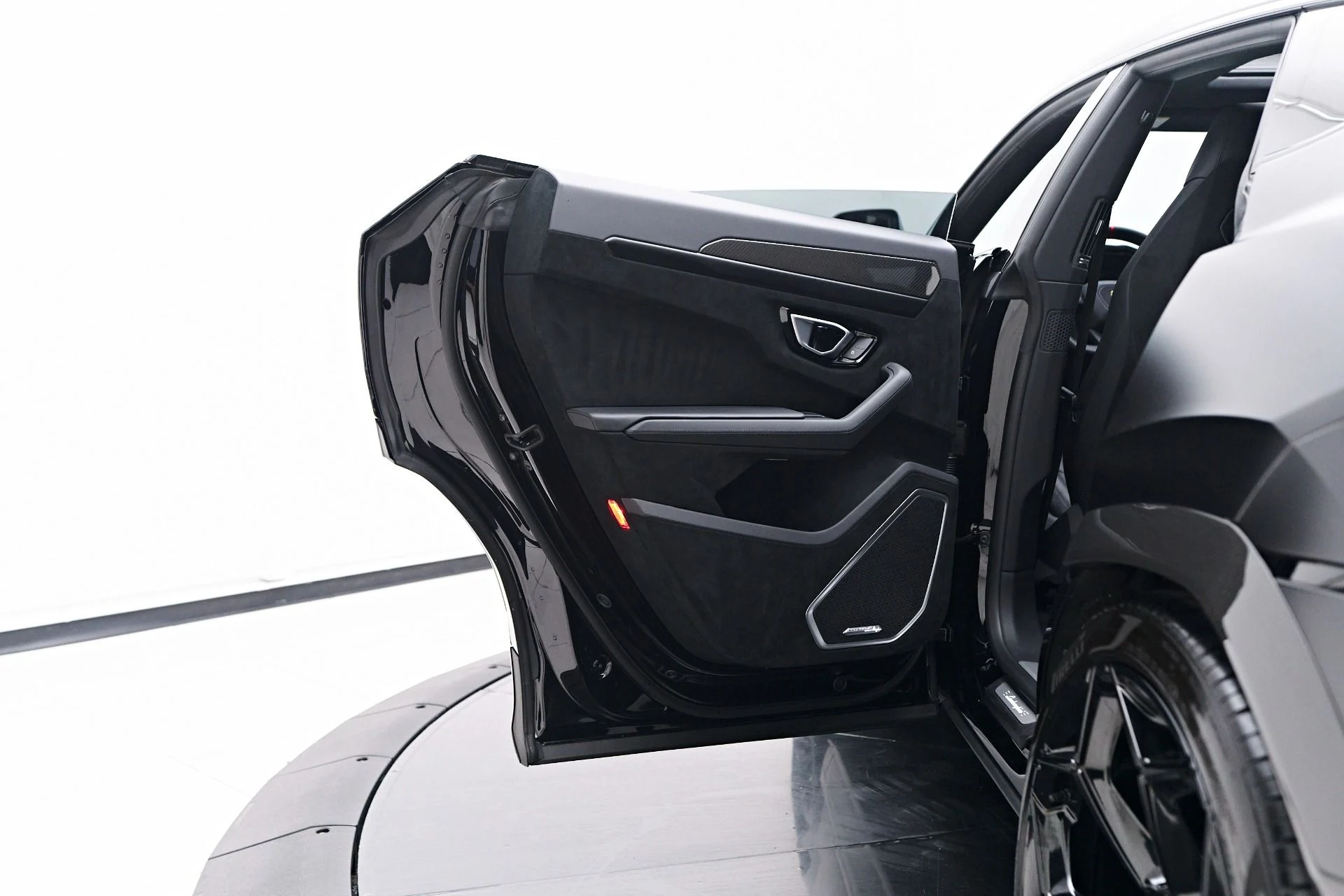 mph039_3164184153_Used_2023_Lamborghini_Urus_Performante_1756943507_8466790606