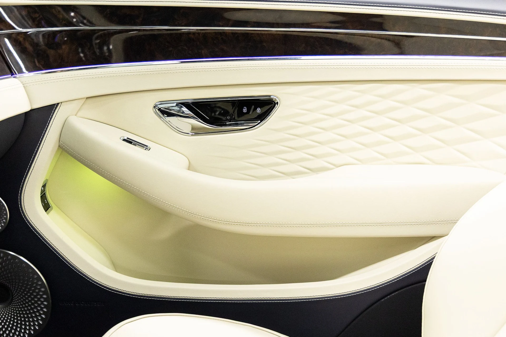 mph039_3192428143_07b411337b60a0adfb3e64dc86e2bc39x_1ac59eb39d