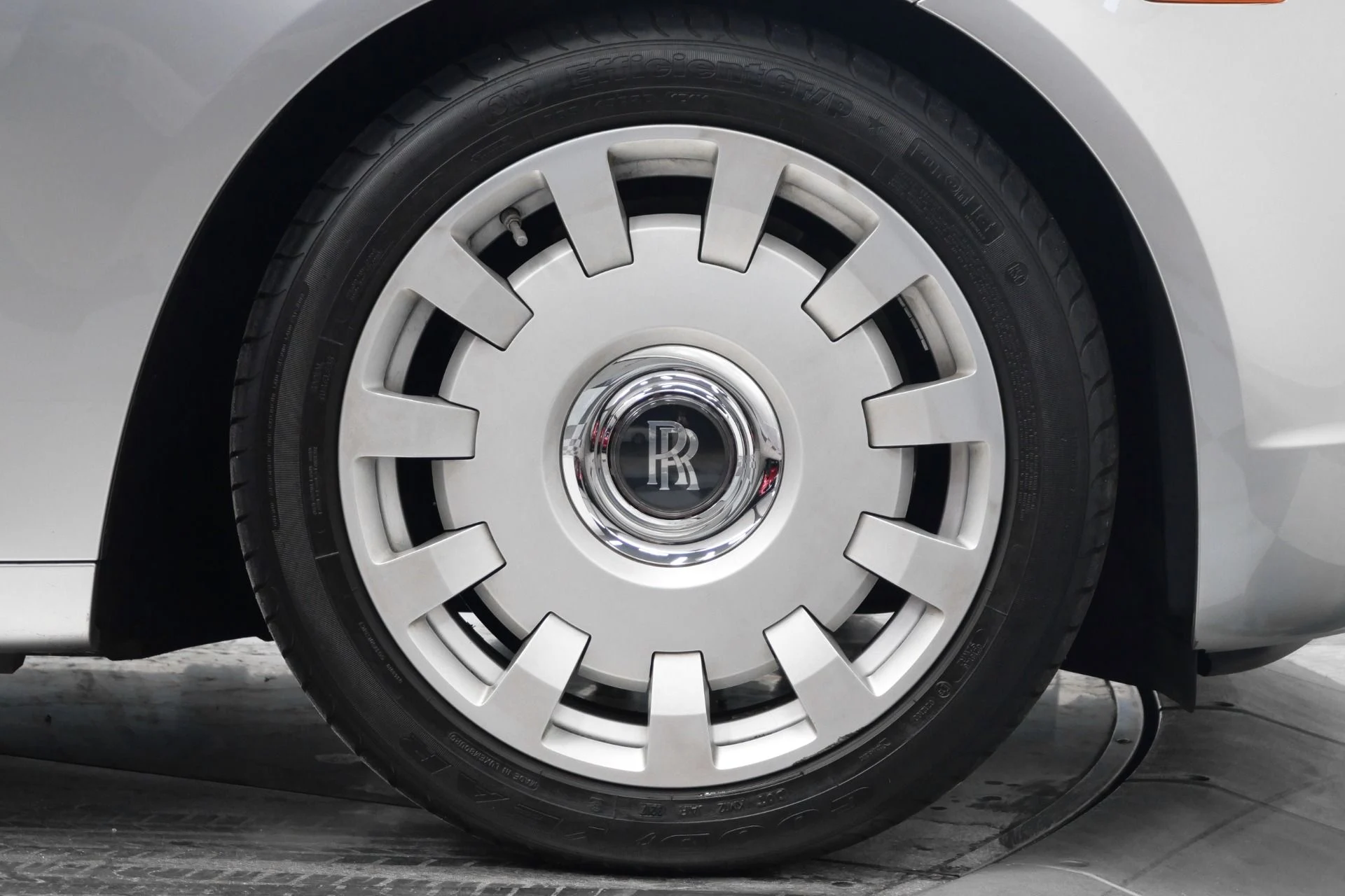 mph039_3276325710_Used_2013_Rolls_Royce_Ghost_Rear_Seat_Entertainment_Picnic_Tables_V12_Power_1766770444_a5508b669c