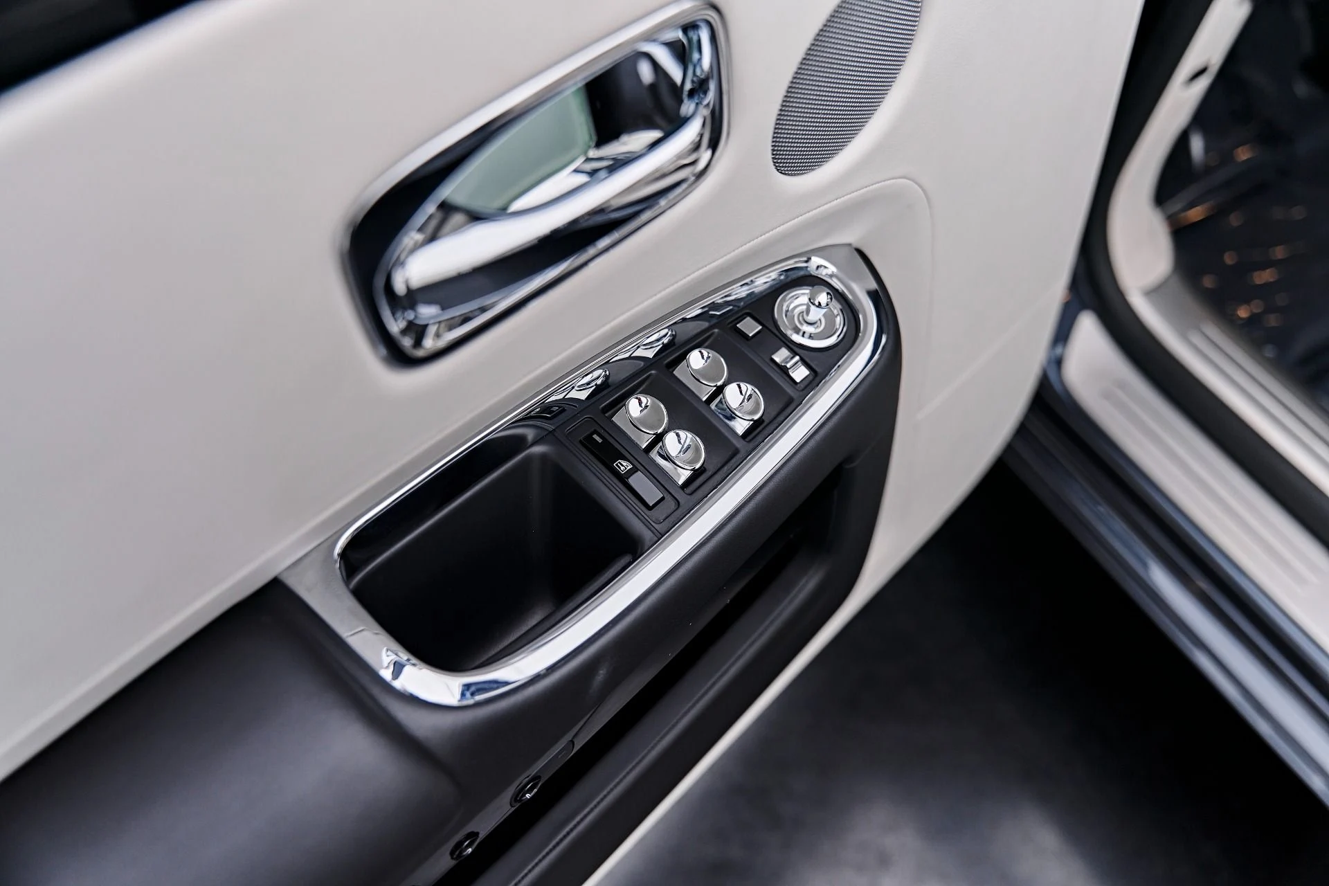 mph039_3302459687_Used_2016_Rolls_Royce_Ghost_Base_1791333009_dc90dfeb45