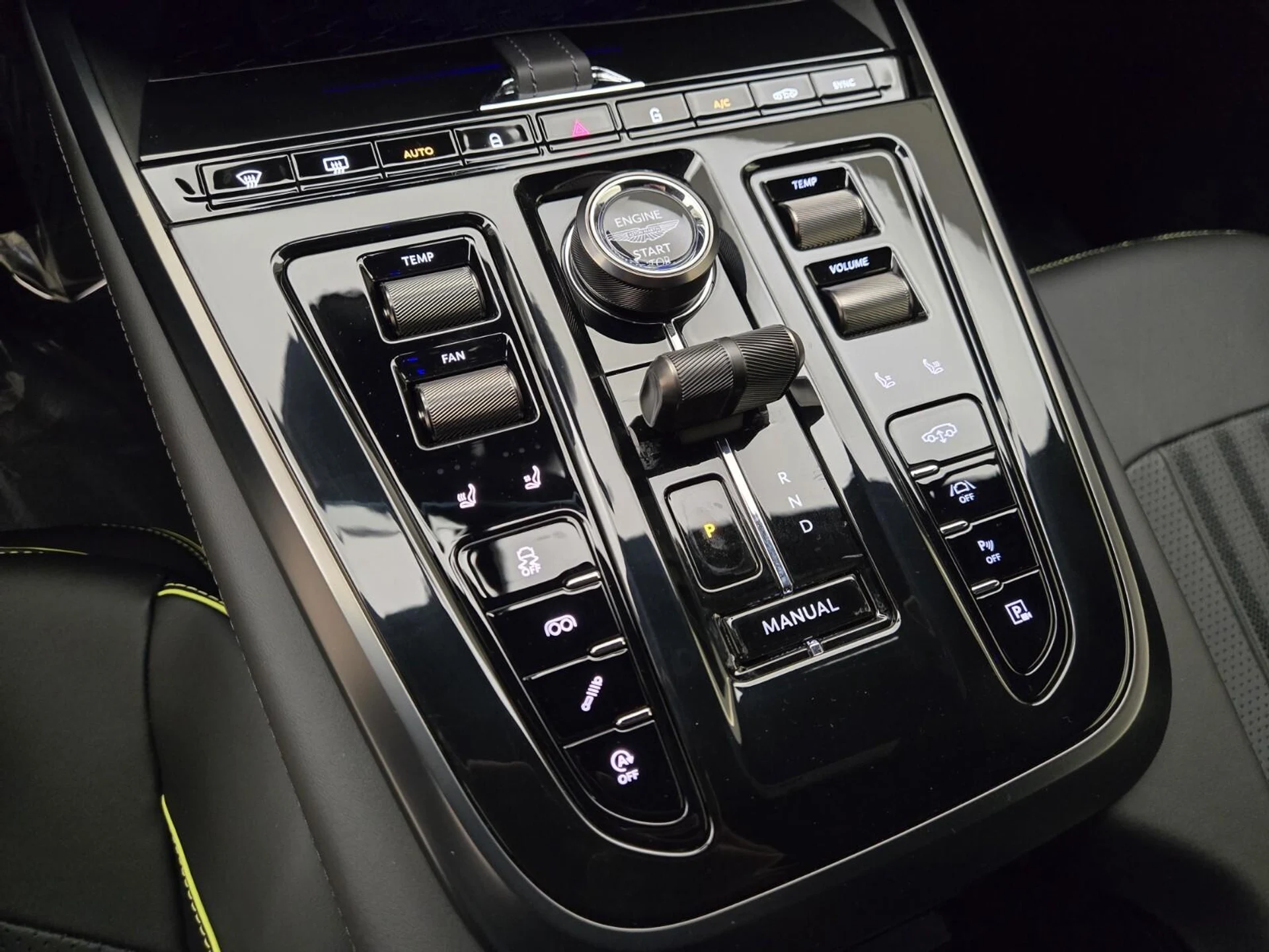 mph039_331516798_New_2025_Aston_Martin_DBX_707_1753422066_f0fd359322