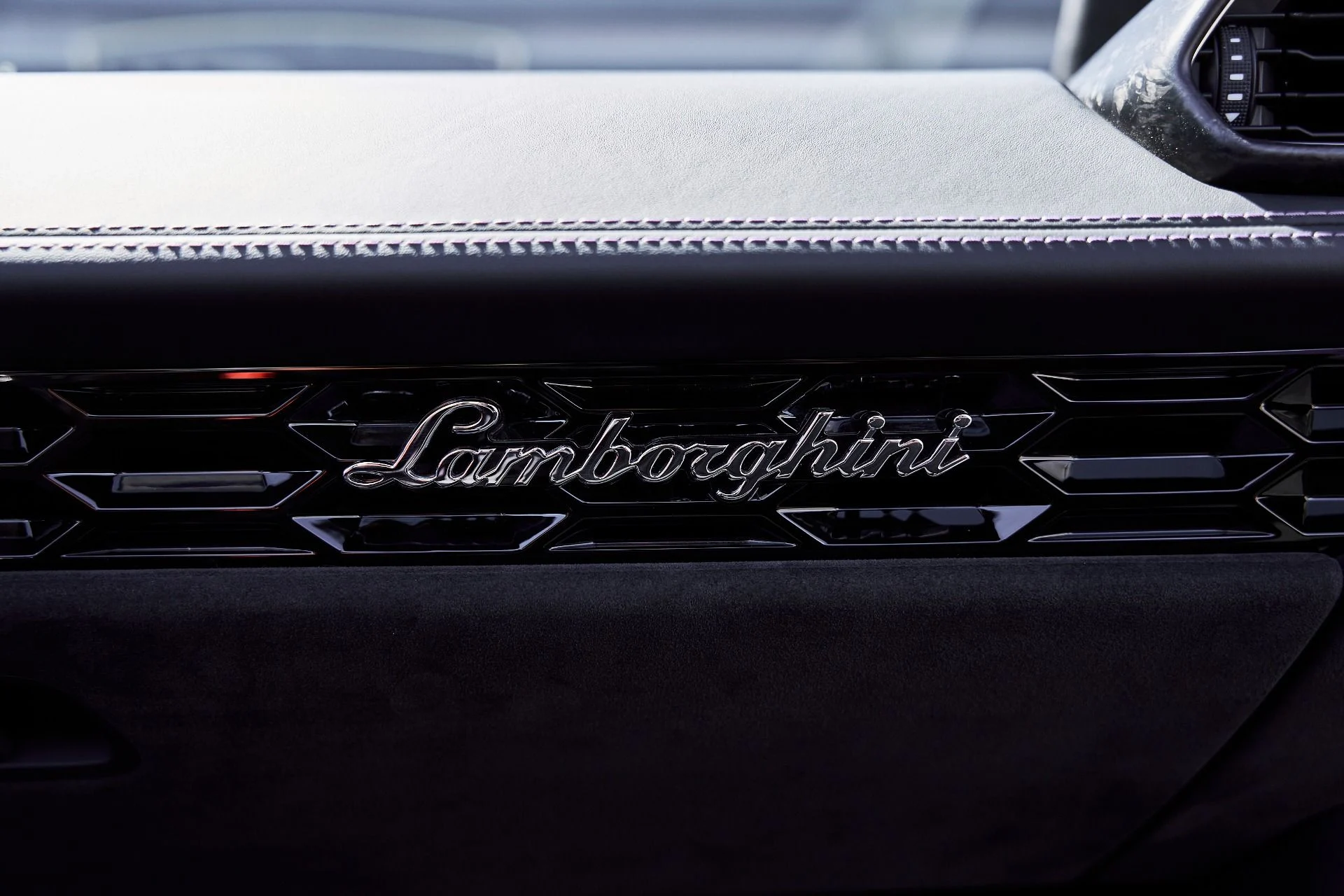 mph039_3315229590_Used_2024_Lamborghini_Huracan_EVO_Base_1776733895_3499dc13ed