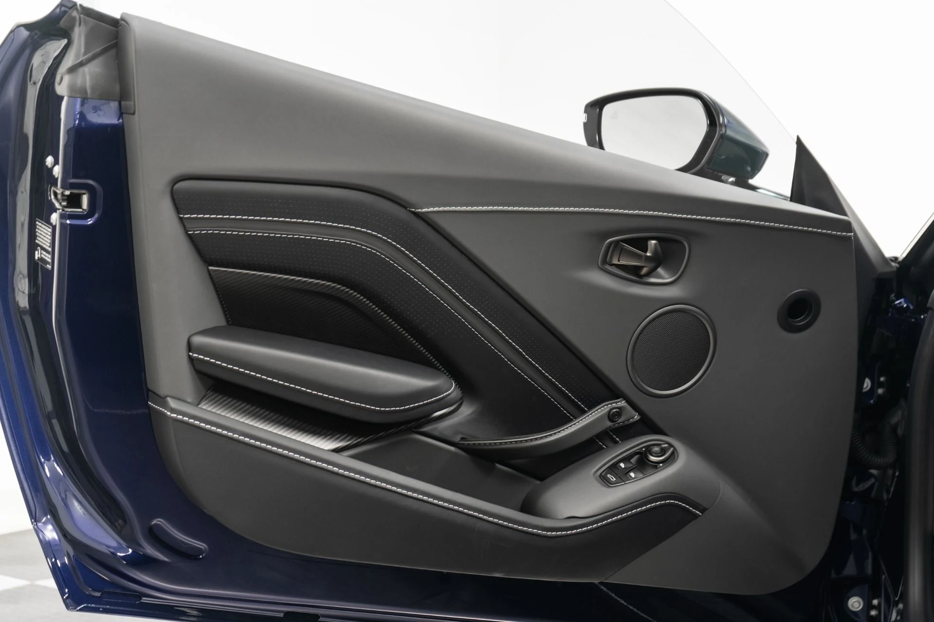 mph039_3333284746_Used_2023_Aston_Martin_Vantage_V12_1755616740_82369a58b7