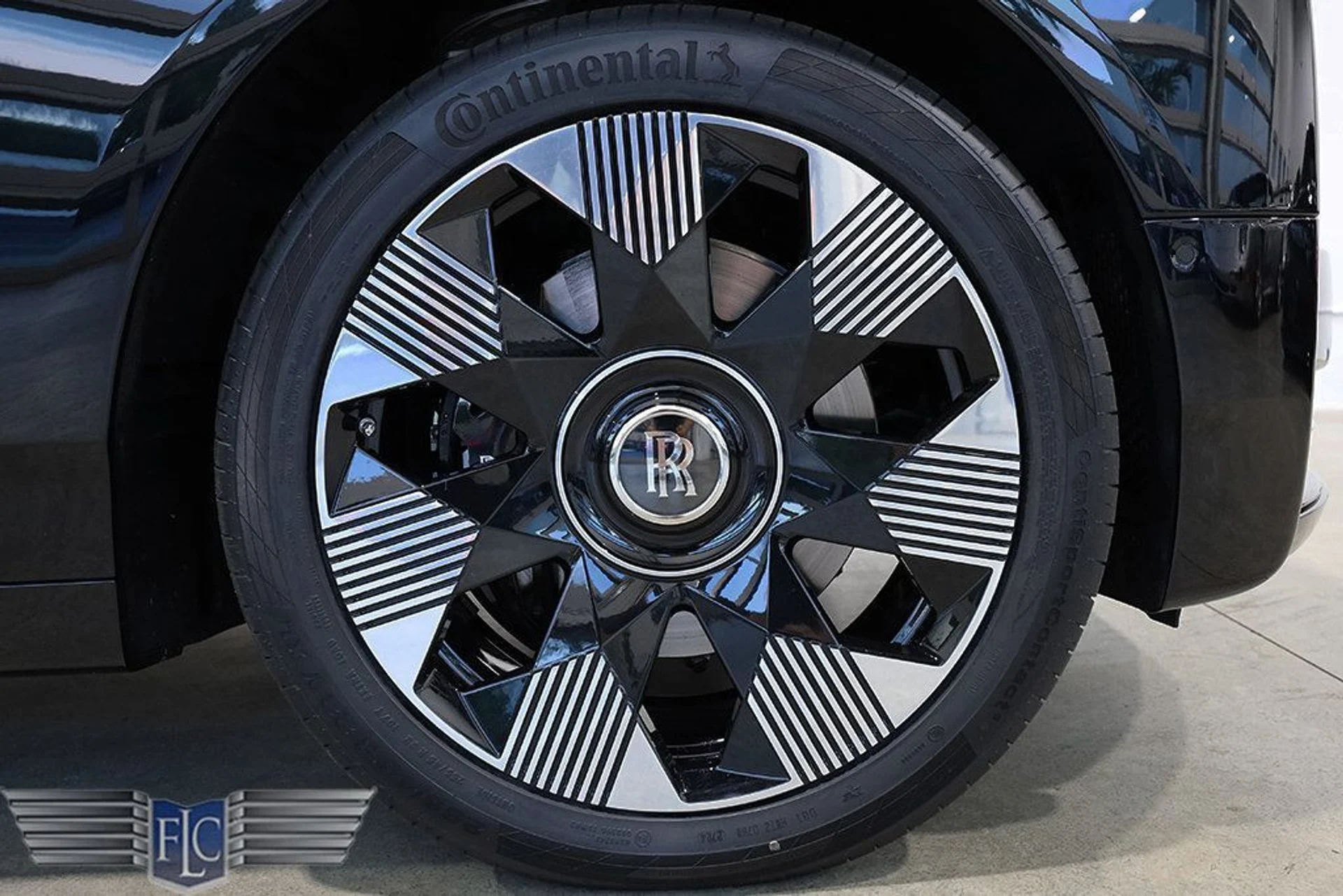 mph039_3333515856_used_2025_rolls_royce_phantom_sedan_9689_22959551_40_1024_461bcdf5bb