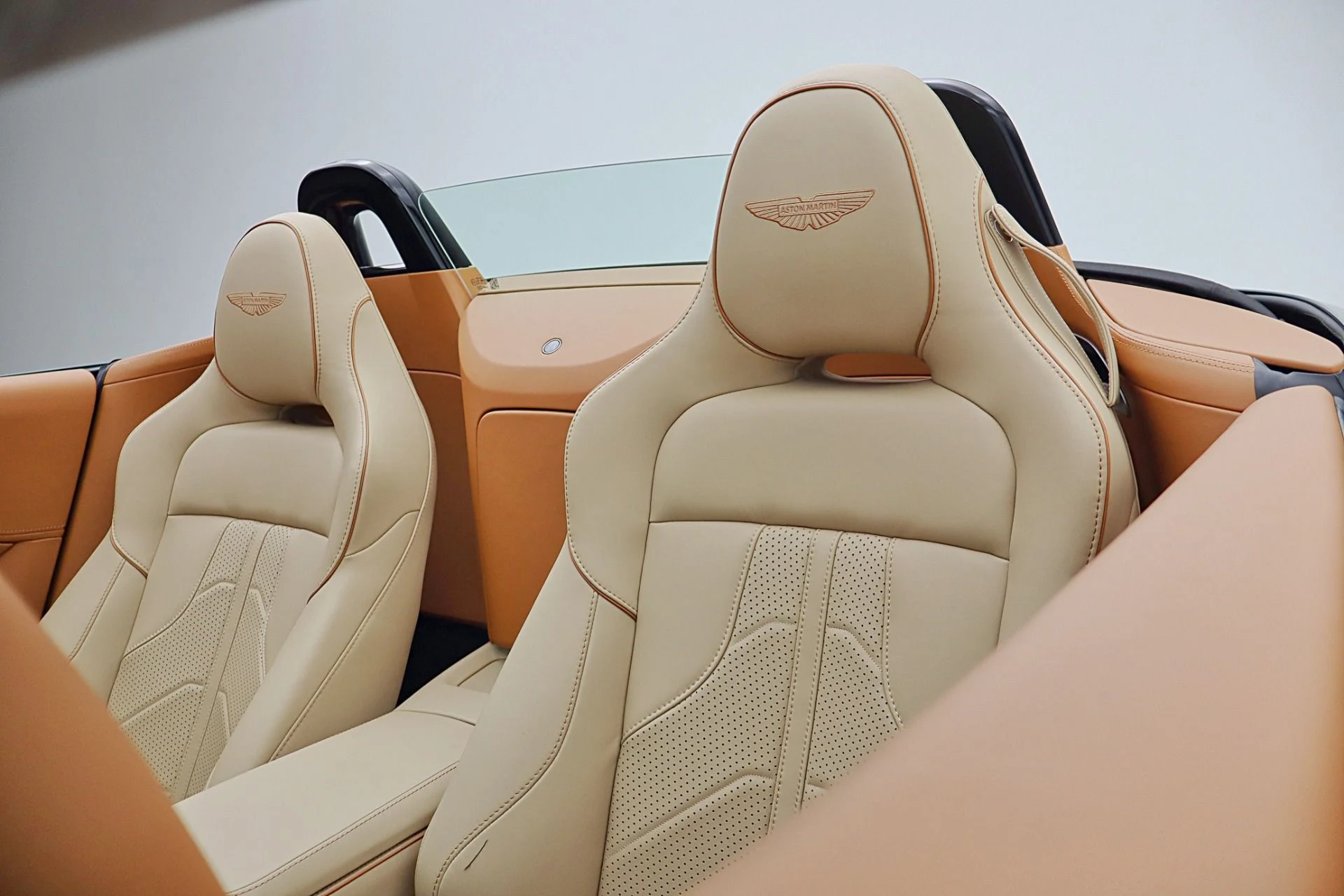 mph039_33379654_New_2026_Aston_Martin_Vantage_Roadster_8a0e6e76ac