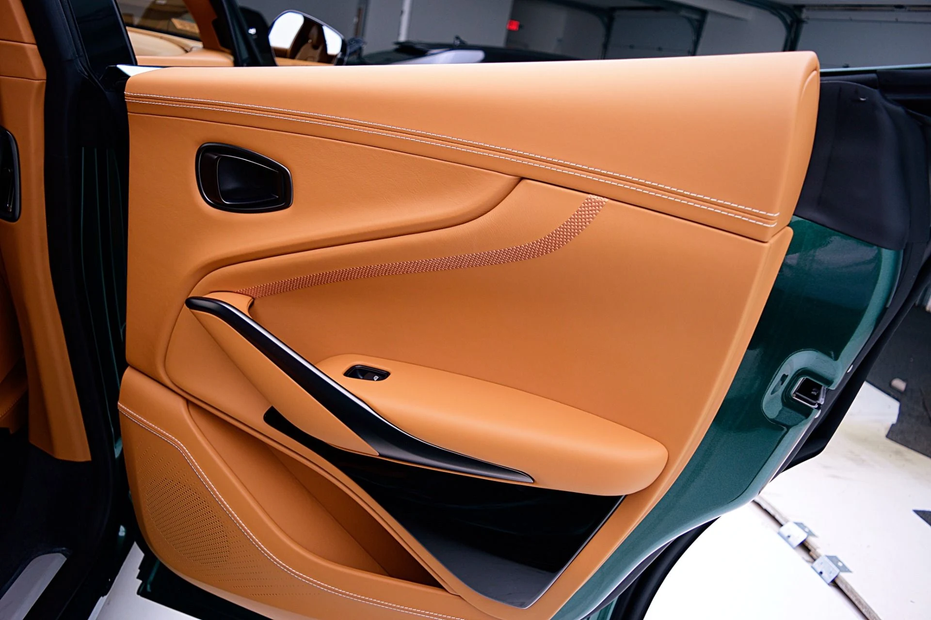 mph039_3376945267_New_2025_Aston_Martin_DBX_707_3d433a3375