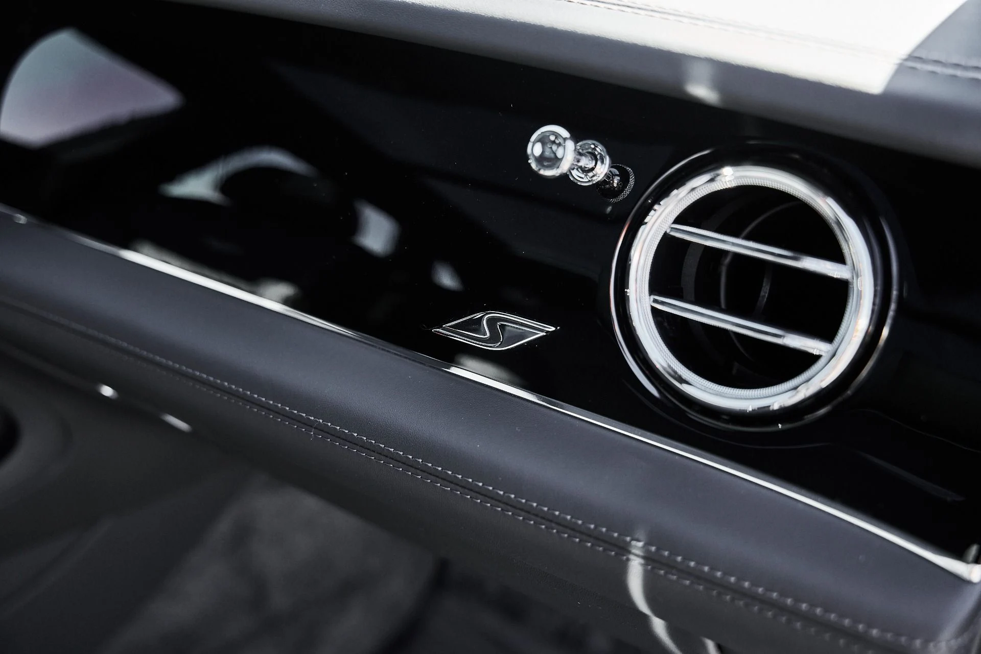 mph039_3463555325_Used_2025_Bentley_Bentayga_S_1782152890_3b8ac205b1