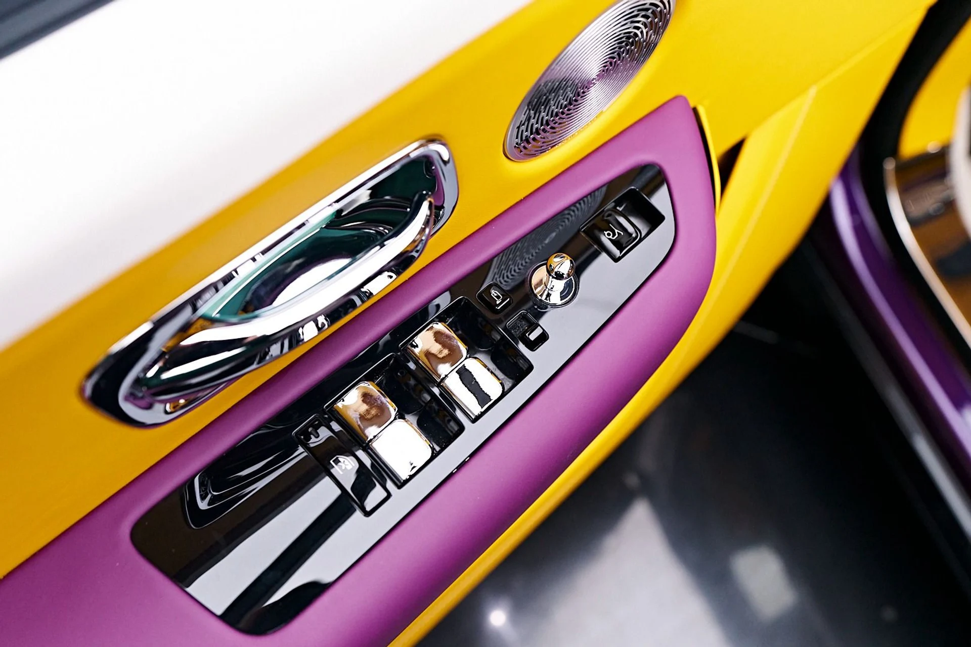 mph039_348291278_Used_2025_Rolls_Royce_Cullinan_Base_1736646133_eb6d30bb95