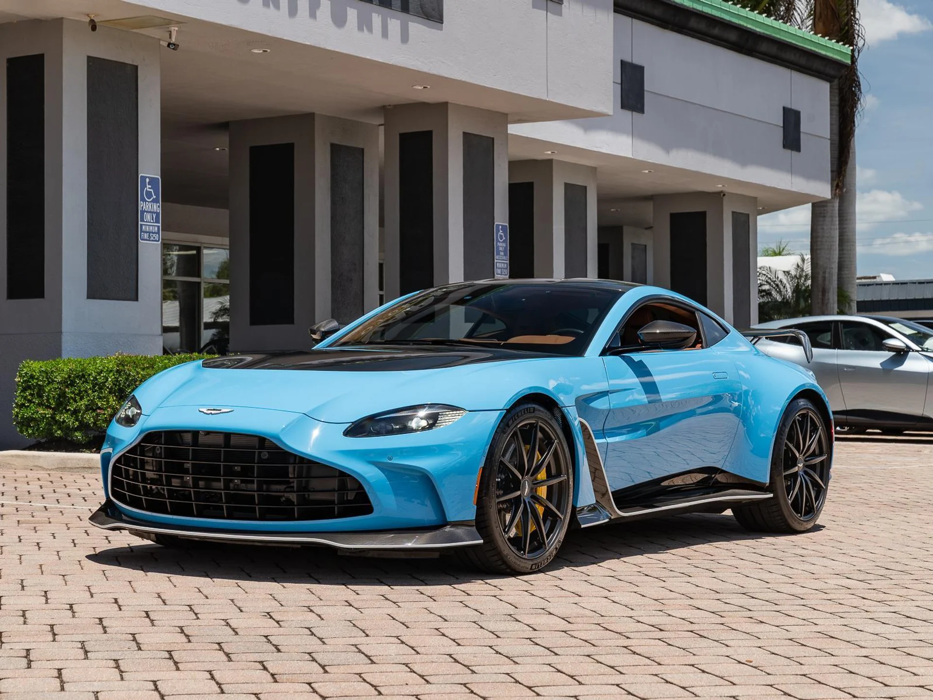 mph039_3550615190_Used_2023_Aston_Martin_Vantage_V12_1780952624_d260a42638