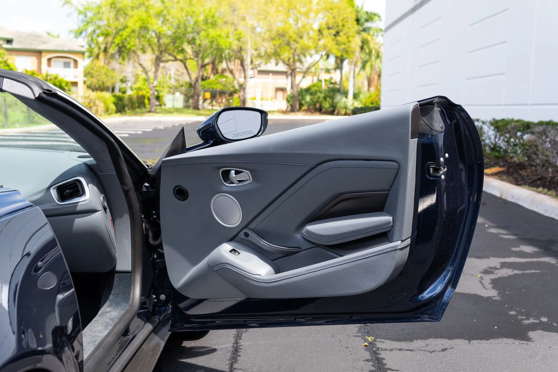 mph039_3577256162_Used_2021_Aston_Martin_Vantage_1774065878_66c7054fd6