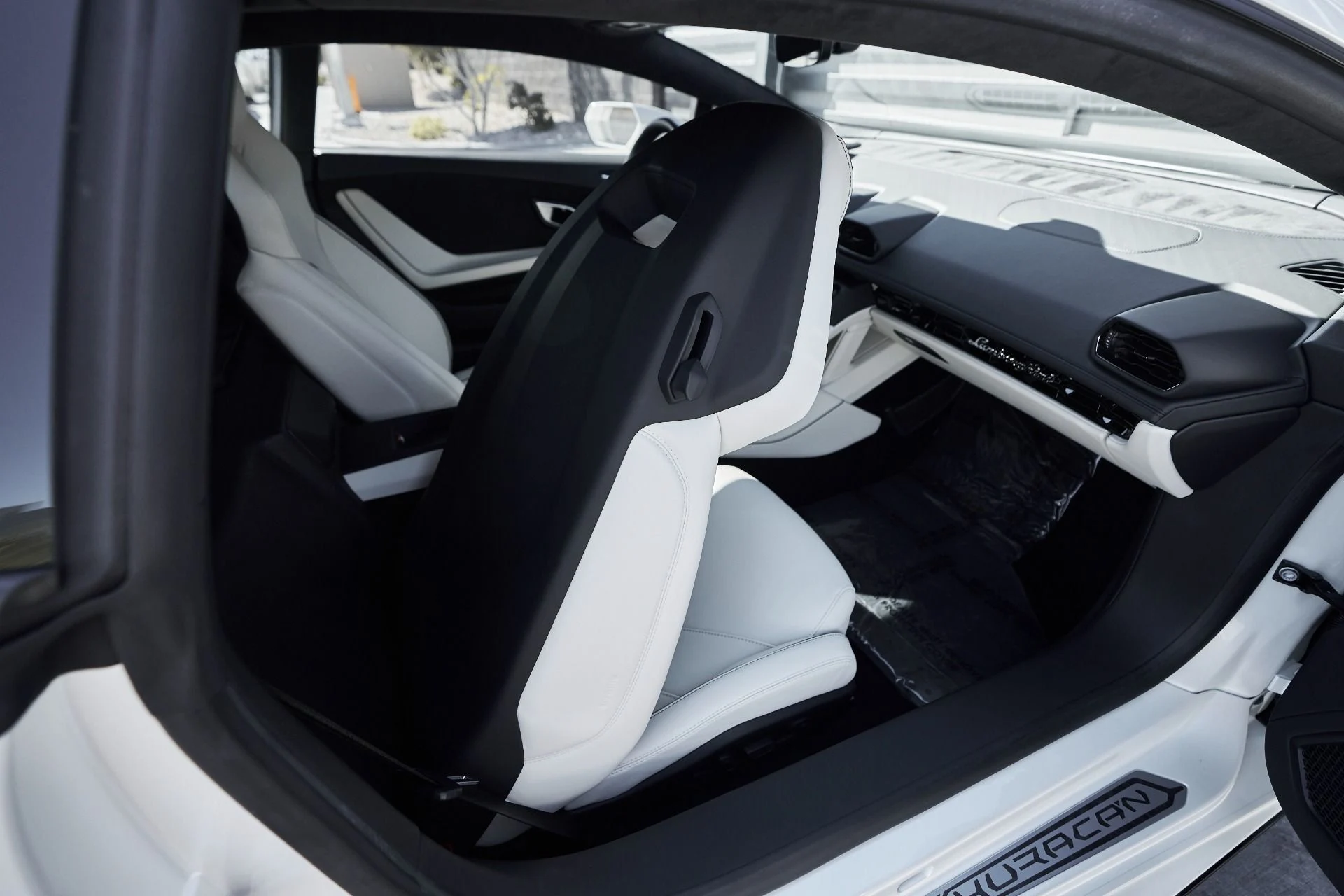 mph039_3645575525_Used_2022_Lamborghini_Huracan_EVO_Base_1761947390_fc59319726