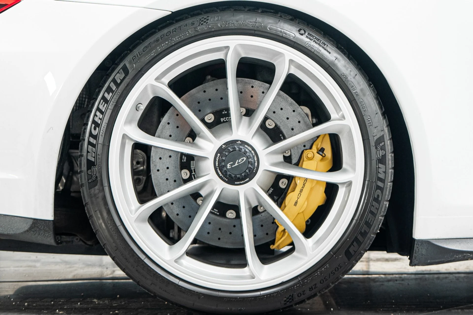 mph039_3654381116_Used_2018_Porsche_911_GT_3_Carbon_Ceramic_Brakes_1781905829_38550354b9