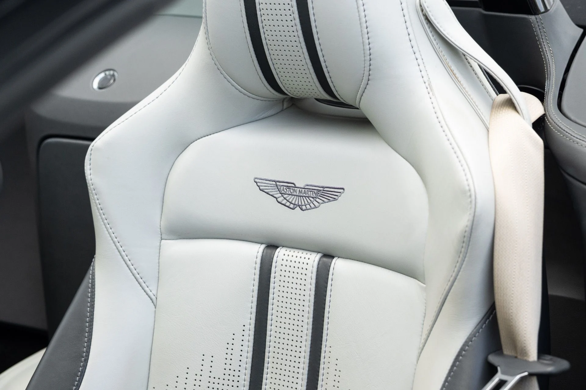 mph039_3668990804_Used_2023_Aston_Martin_Vantage_V8_1773336980_40e9febb38