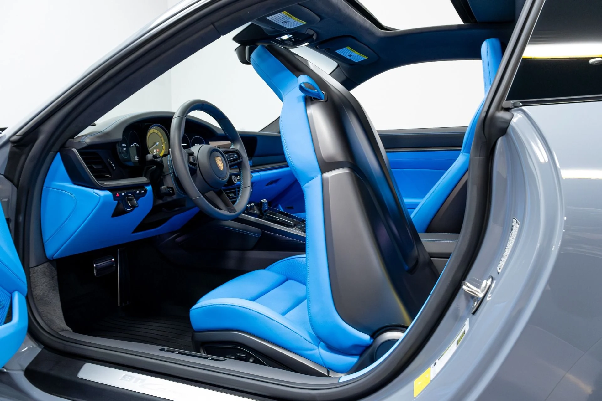 mph039_3681214805_Used_2024_Porsche_911_1774039904_1ec6c60e2d