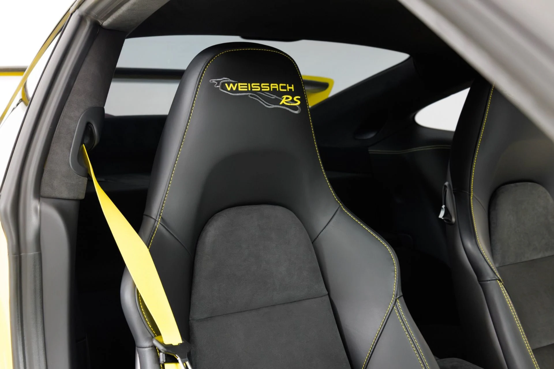 mph039_3681548376_Used_2018_Porsche_911_GT_2_RS_1787778685_1fe7c30de6