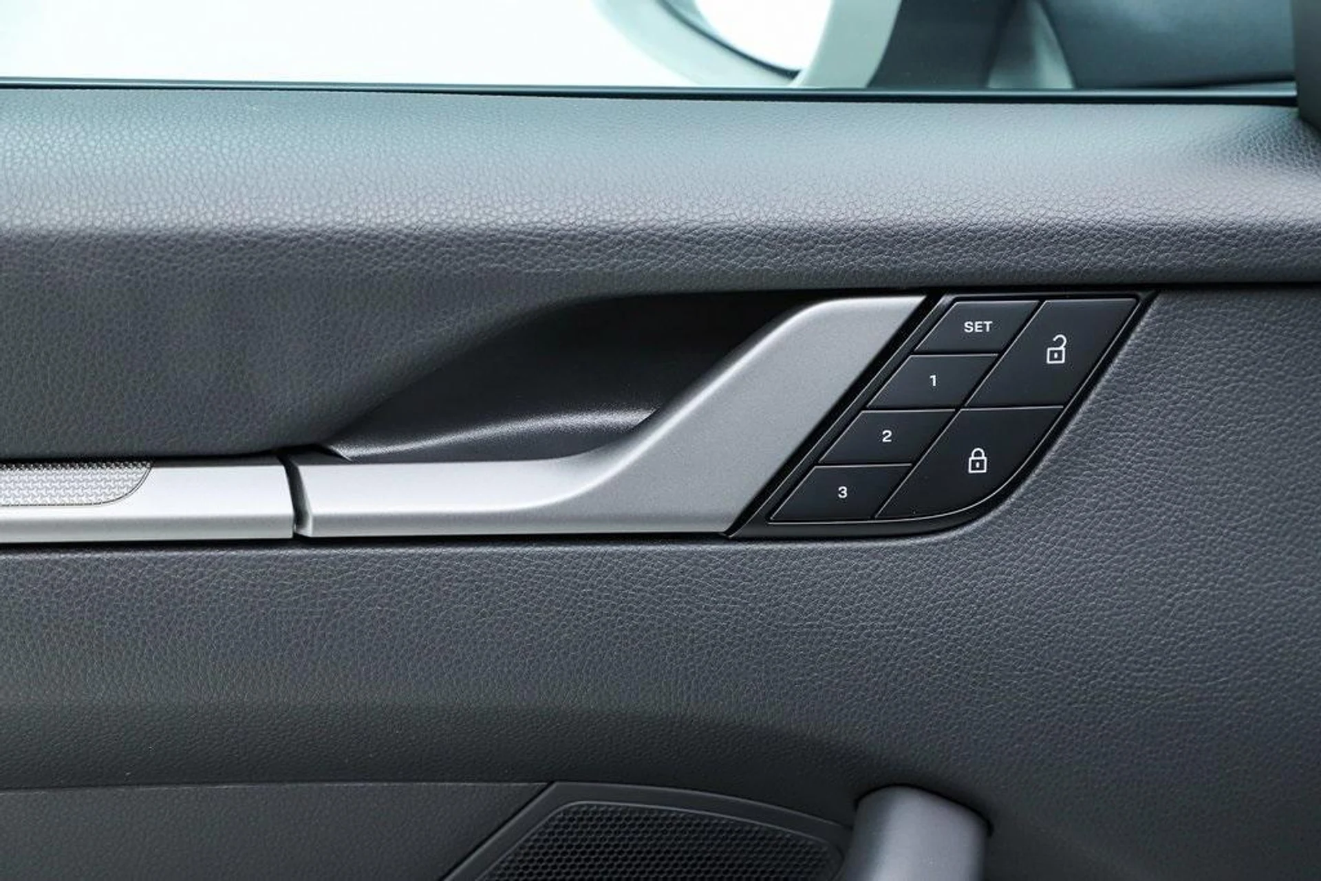 mph039_3775862158_w_EOSL_Phv_Wbll84_Pj55g_A_sml_L_Hs_176b0d0c7e