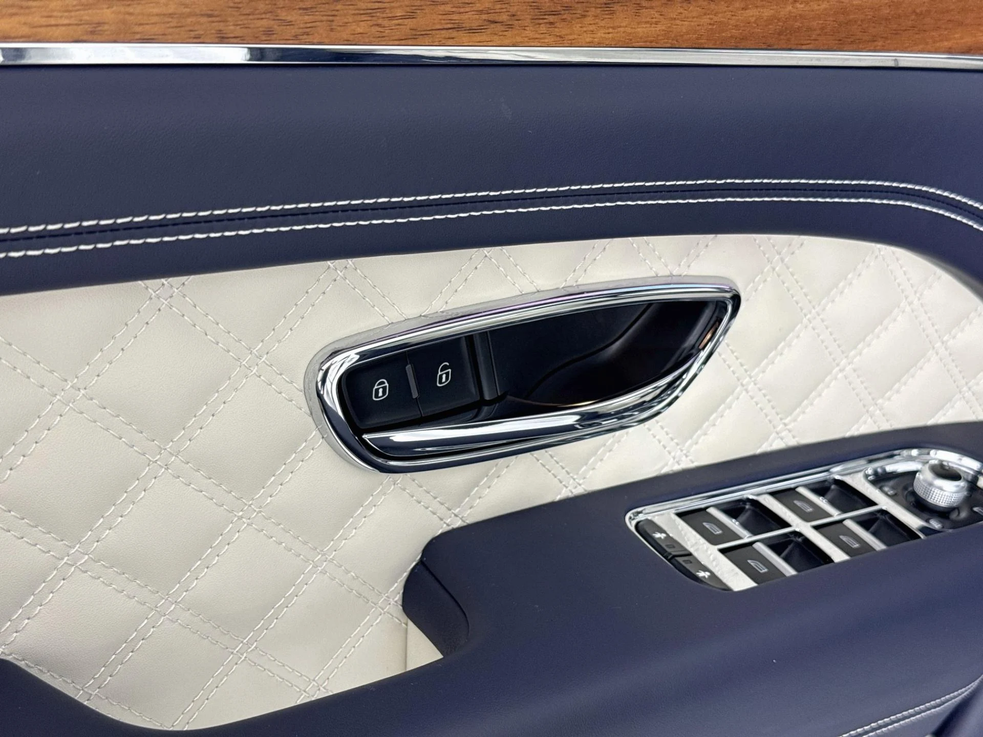 mph039_3795803822_Used_2023_Bentley_Bentayga_Azure_1793142060_c0ad28be1b