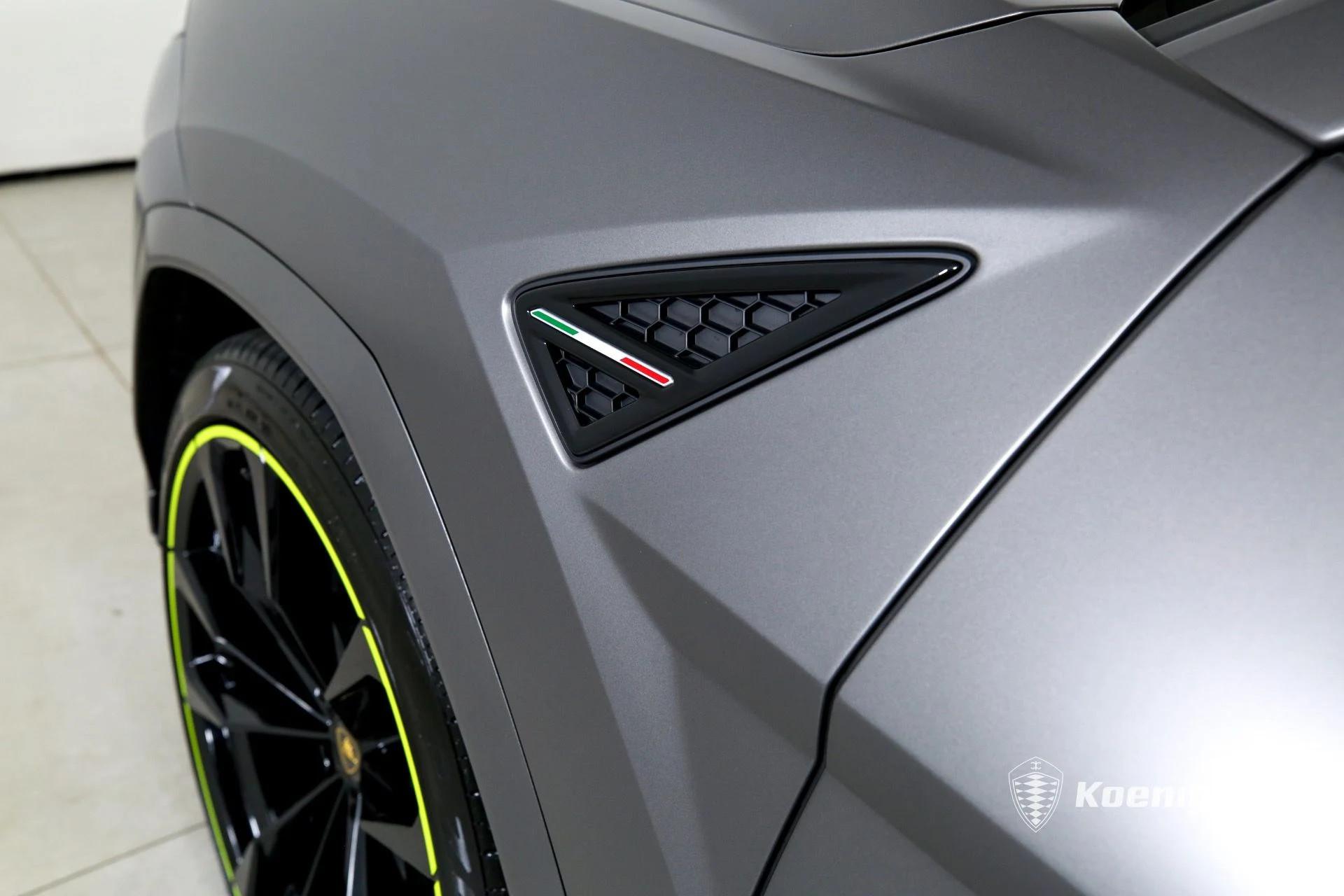 mph039_3824365519_Used_2022_Lamborghini_Urus_GRAPHITE_CAPSULE_1761055774_f59346c5cf