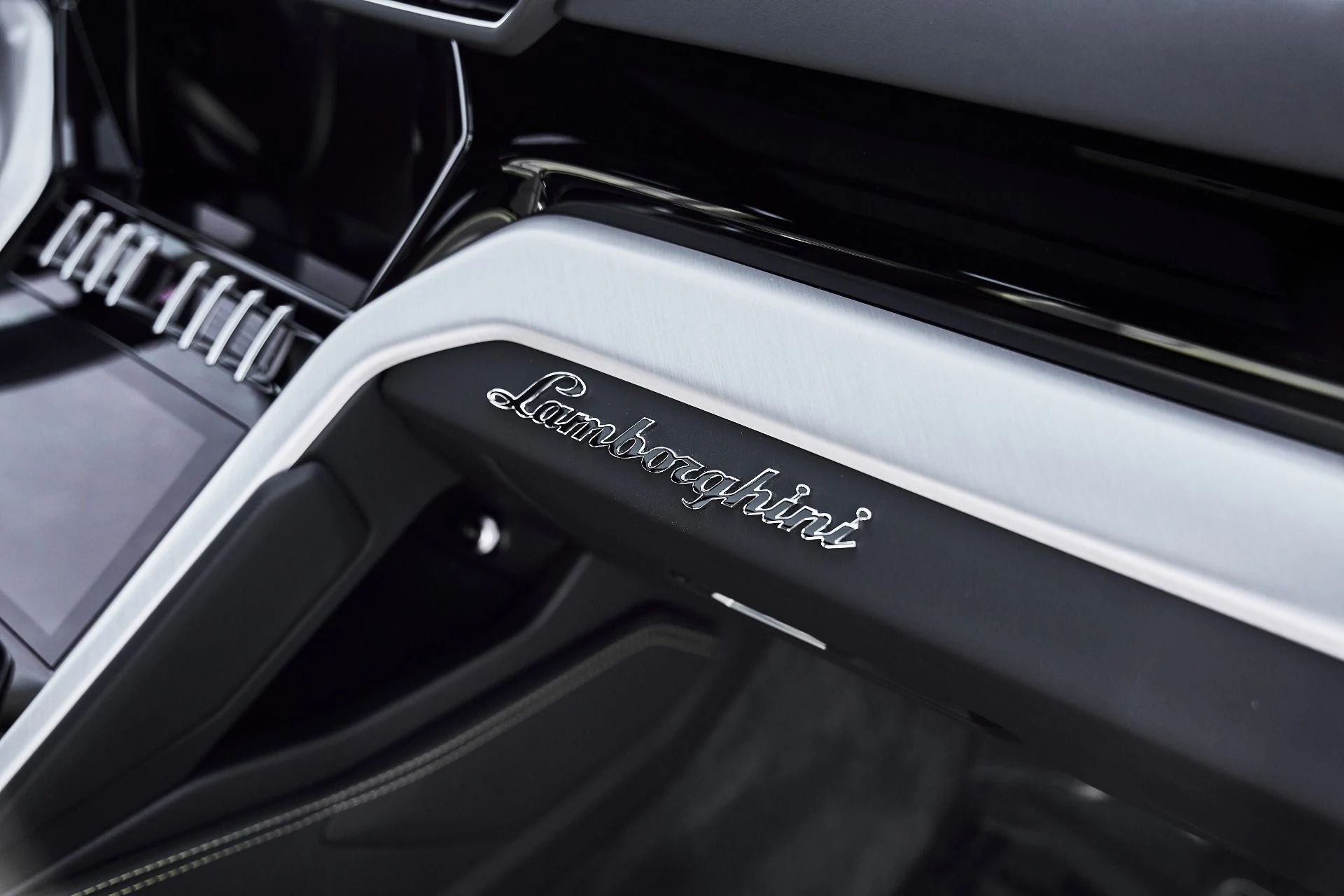 mph039_3831685337_Used_2024_Lamborghini_Urus_S_1780082883_924e7126b3