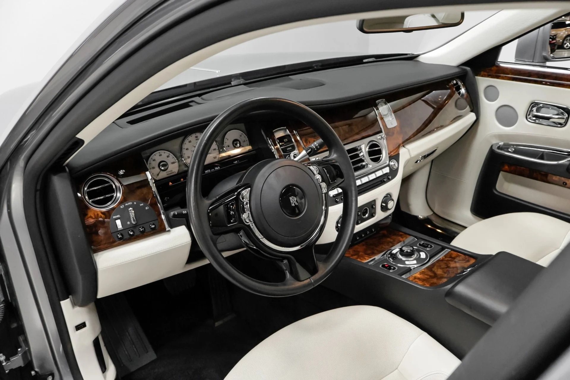 mph039_3848031269_Used_2010_Rolls_Royce_Ghost_1762979207_7af484faad