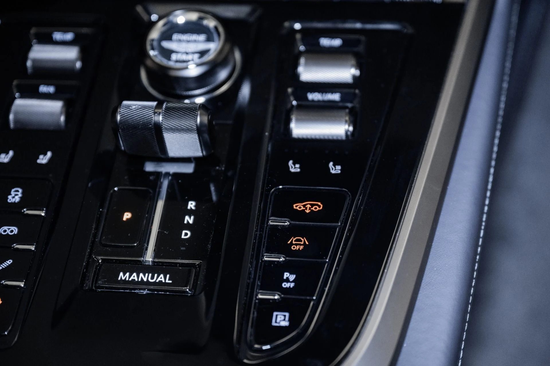 mph039_3893179435_Used_2025_Aston_Martin_DBX_707_1754709382_654af7f82b