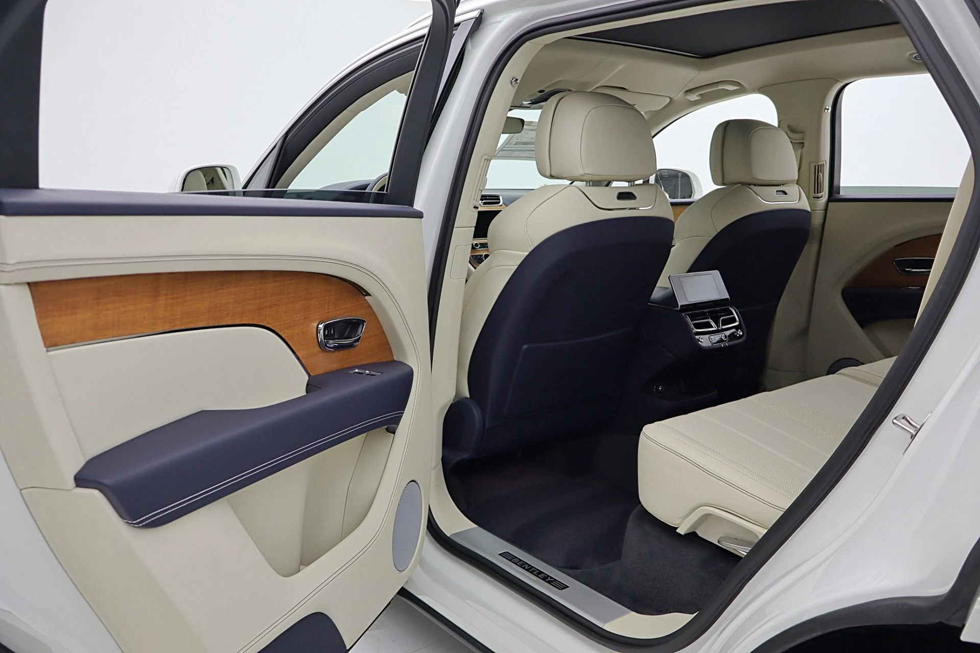 mph039_3902935956_New_2026_Bentley_Bentayga_EWB_V8_7aa9ff0b9b