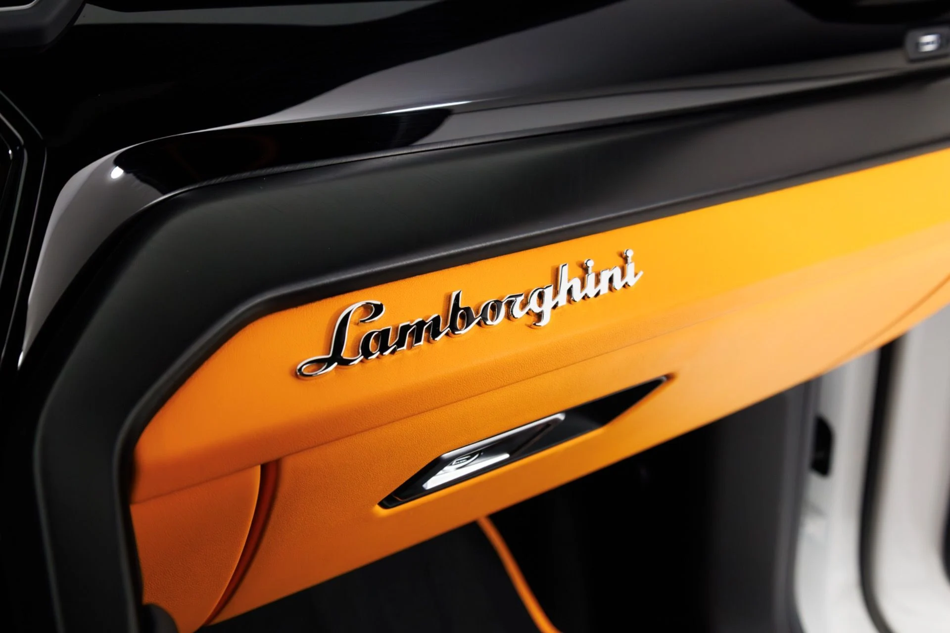 mph039_3956105296_Used_2024_Lamborghini_Urus_S_1775674860_3c5a9b7533