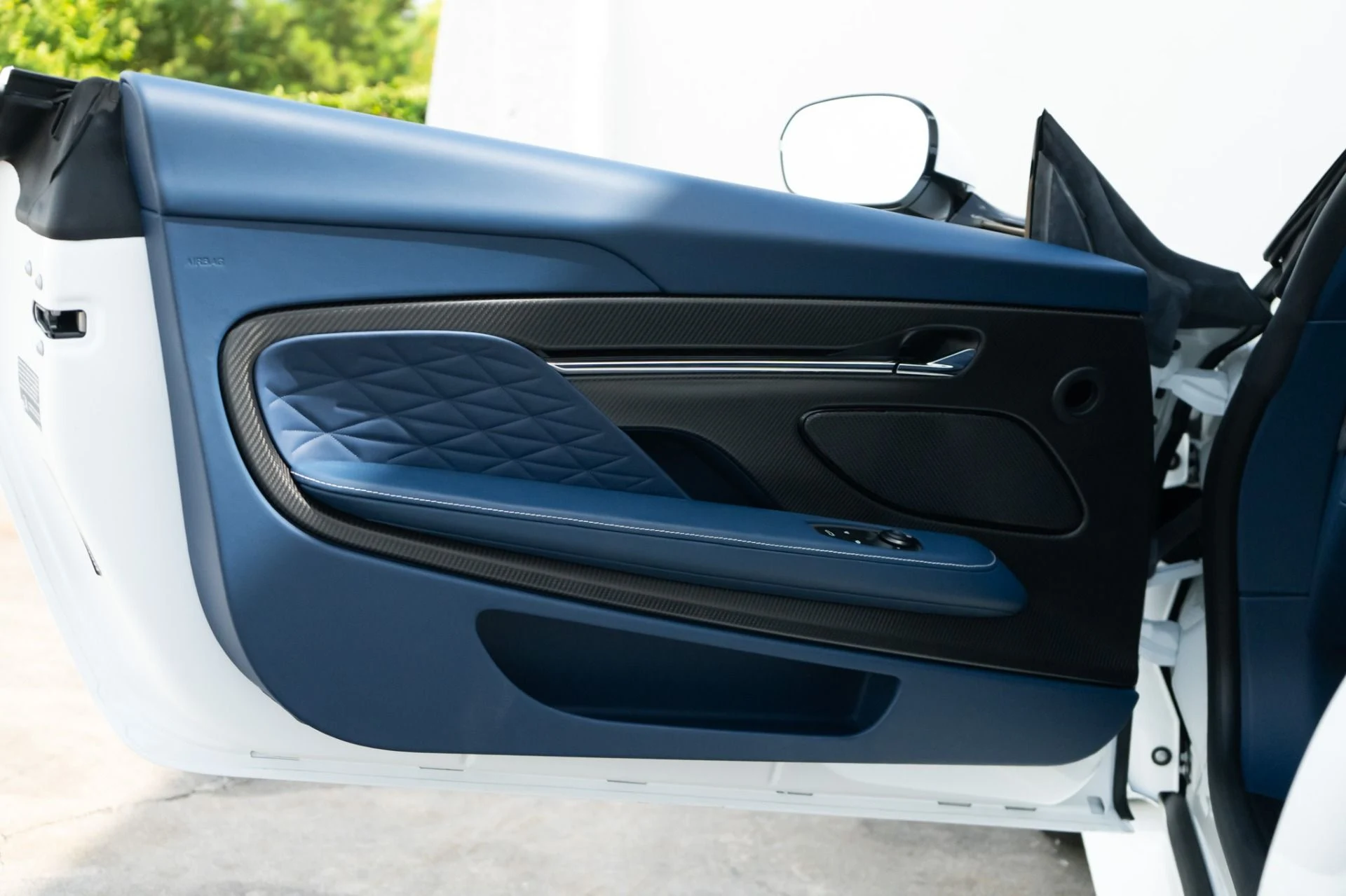 mph039_4023353842_Used_2025_Aston_Martin_DB_12_Volante_1785884214_b3678dc6e5