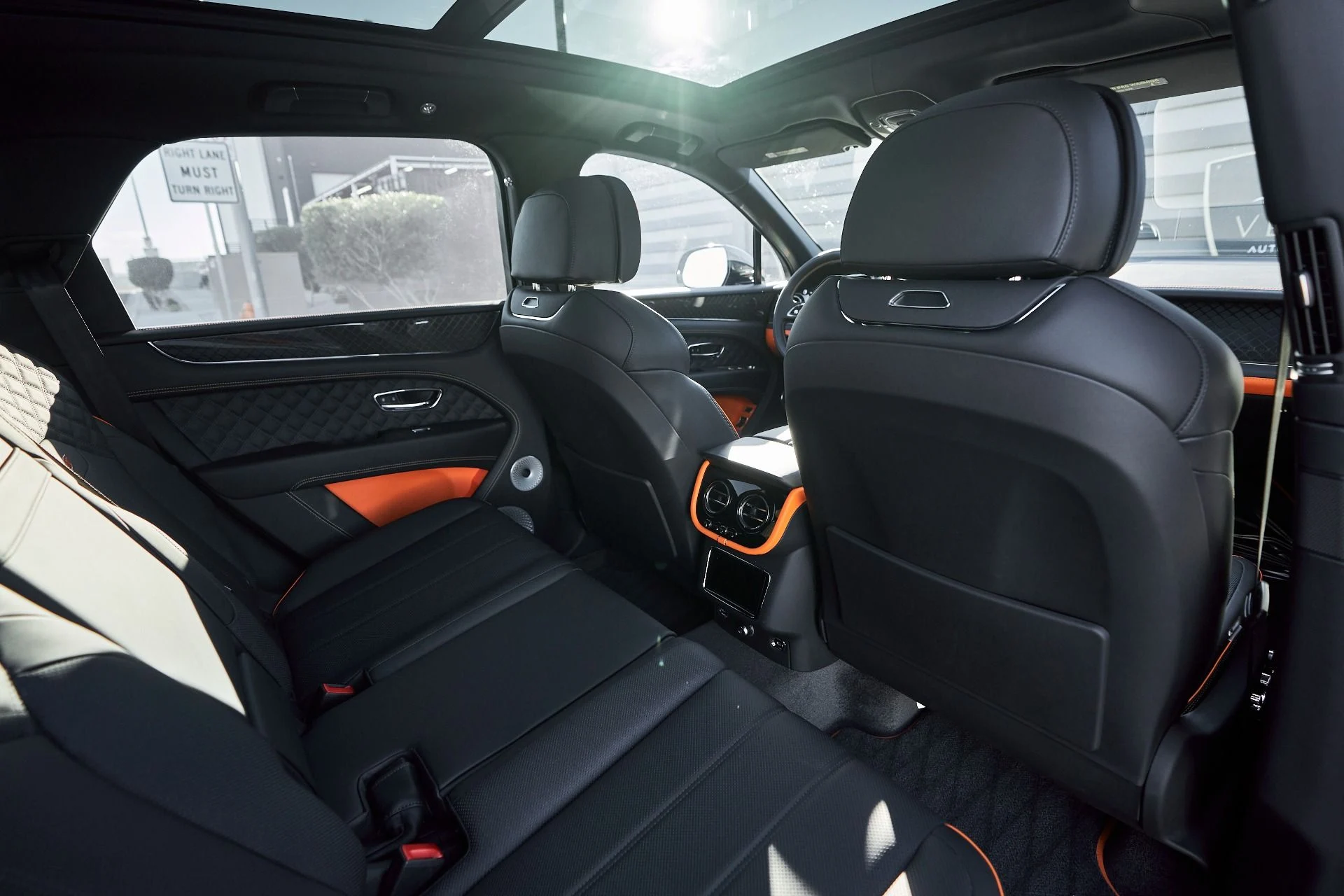 mph039_402930413_Used_2025_Bentley_Bentayga_S_Black_Edition_1764904211_5947103bf3