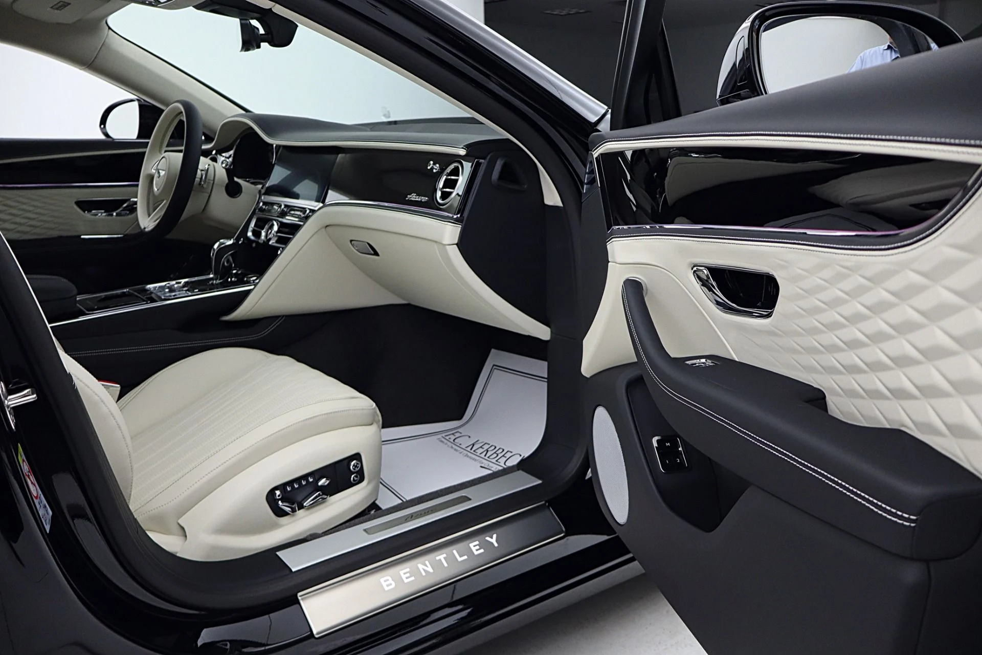 mph039_4042029432_New_2026_BENTLEY_Flying_Spur_Azure_V8_b060d90e3c