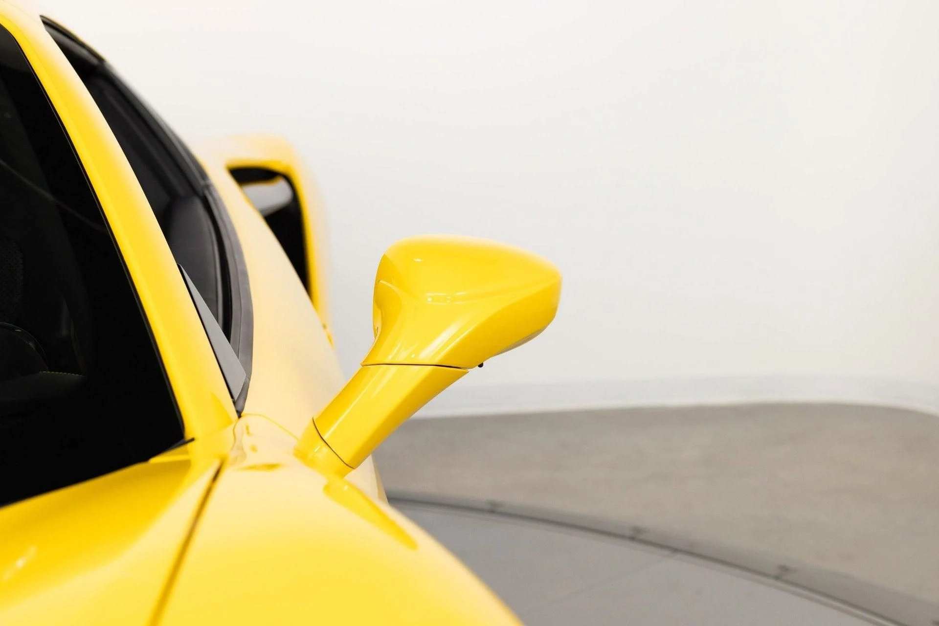 mph039_404340008_Used_2021_Ferrari_F8_Spider_1778334412_17b08f622d