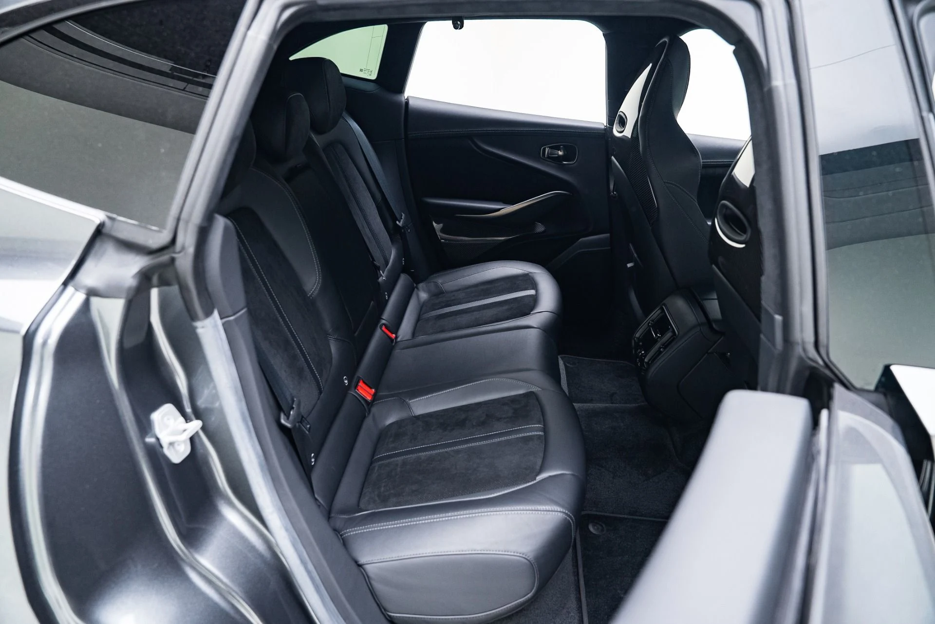 mph039_4098175175_Used_2023_Aston_Martin_DBX_707_1767147113_db6d26a05b