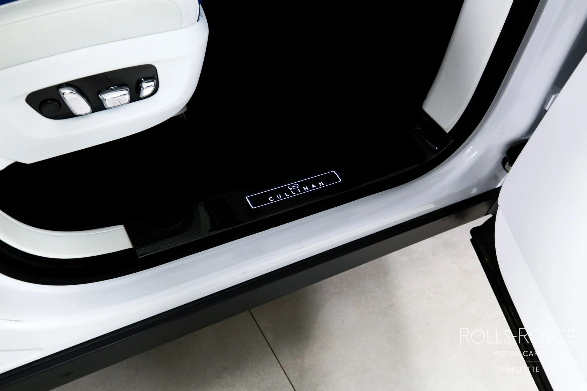 mph039_4111478424_Used_2023_Rolls_Royce_Black_Badge_Cullinan_1769450134_736dfa3be1