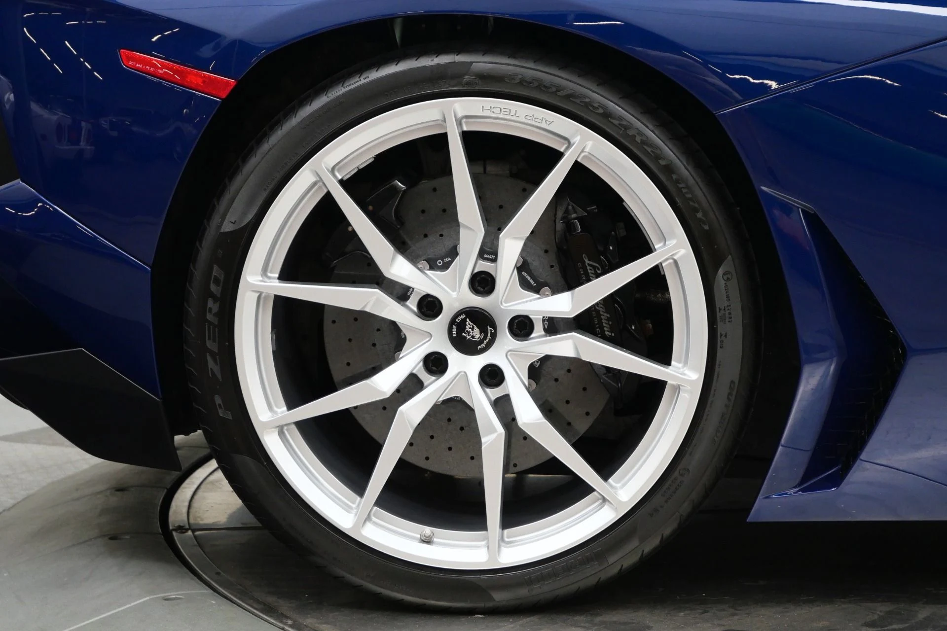 mph039_4113397749_Used_2014_Lamborghini_Aventador_LP_700_4_Beautiful_Color_Combination_Transparent_Engine_Bonnet_1774983686_997da64503