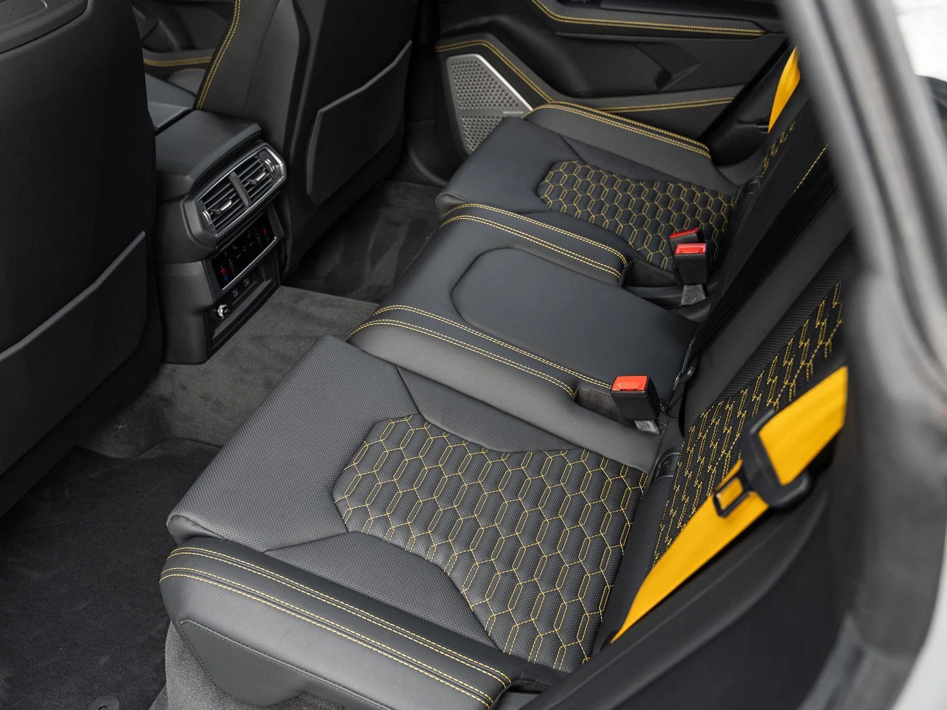 mph039_4128180128_Used_2022_Lamborghini_Urus_AWD_1777086186_daaa8e6dab