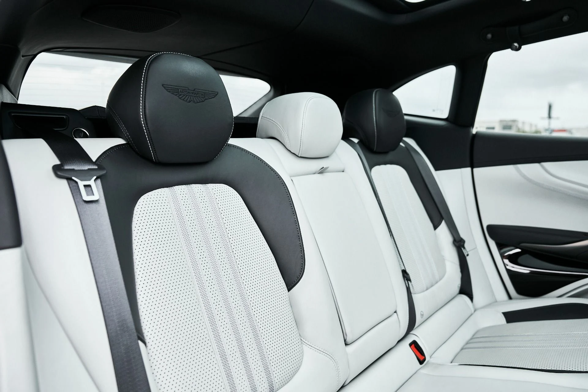 mph039_4144346640_Used_2025_Aston_Martin_DBX_707_1775007998_f8d4e7d450