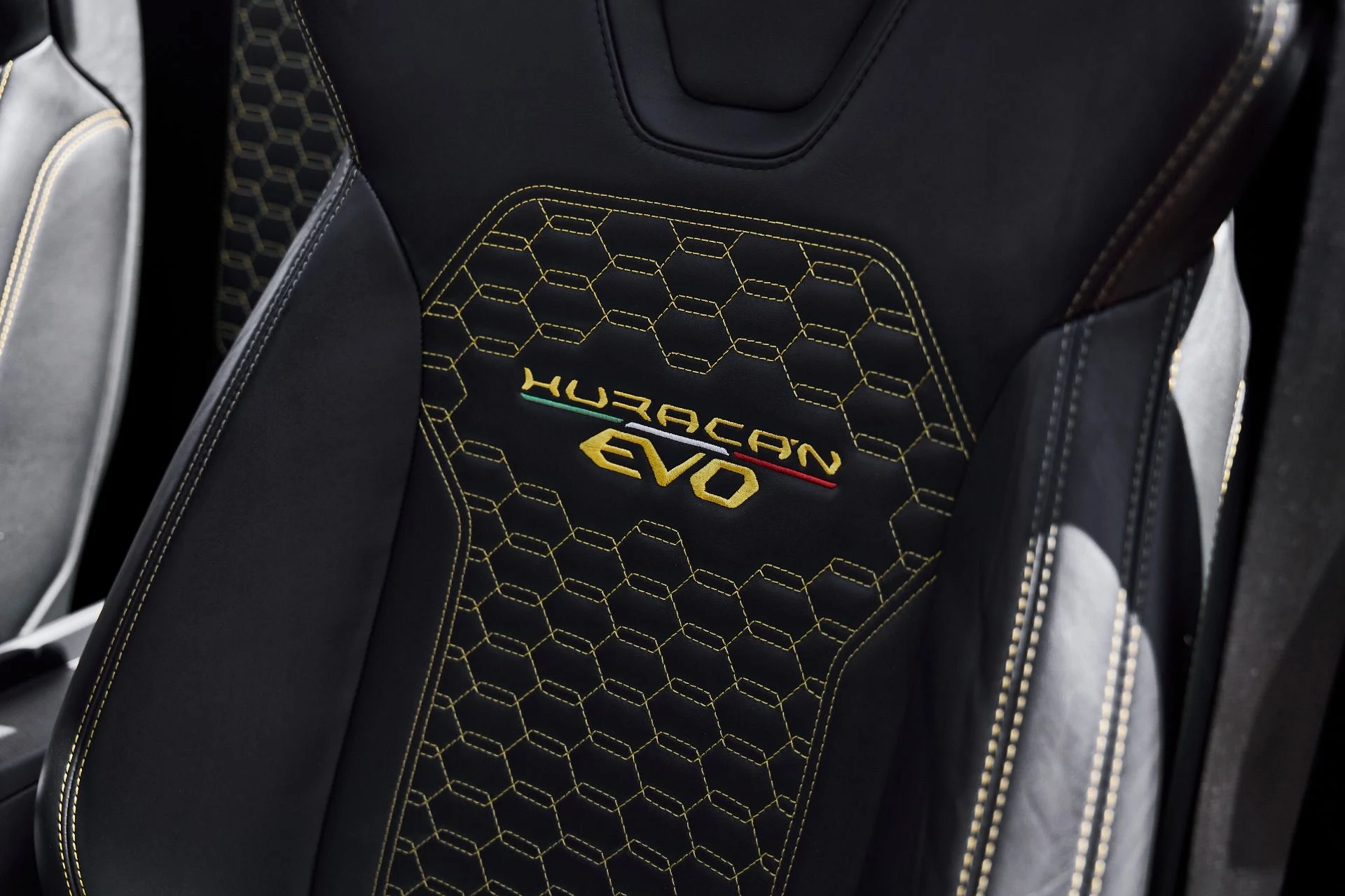 mph039_4151855713_Used_2023_Lamborghini_Huracan_EVO_Base_1776733439_e7a5521ecf