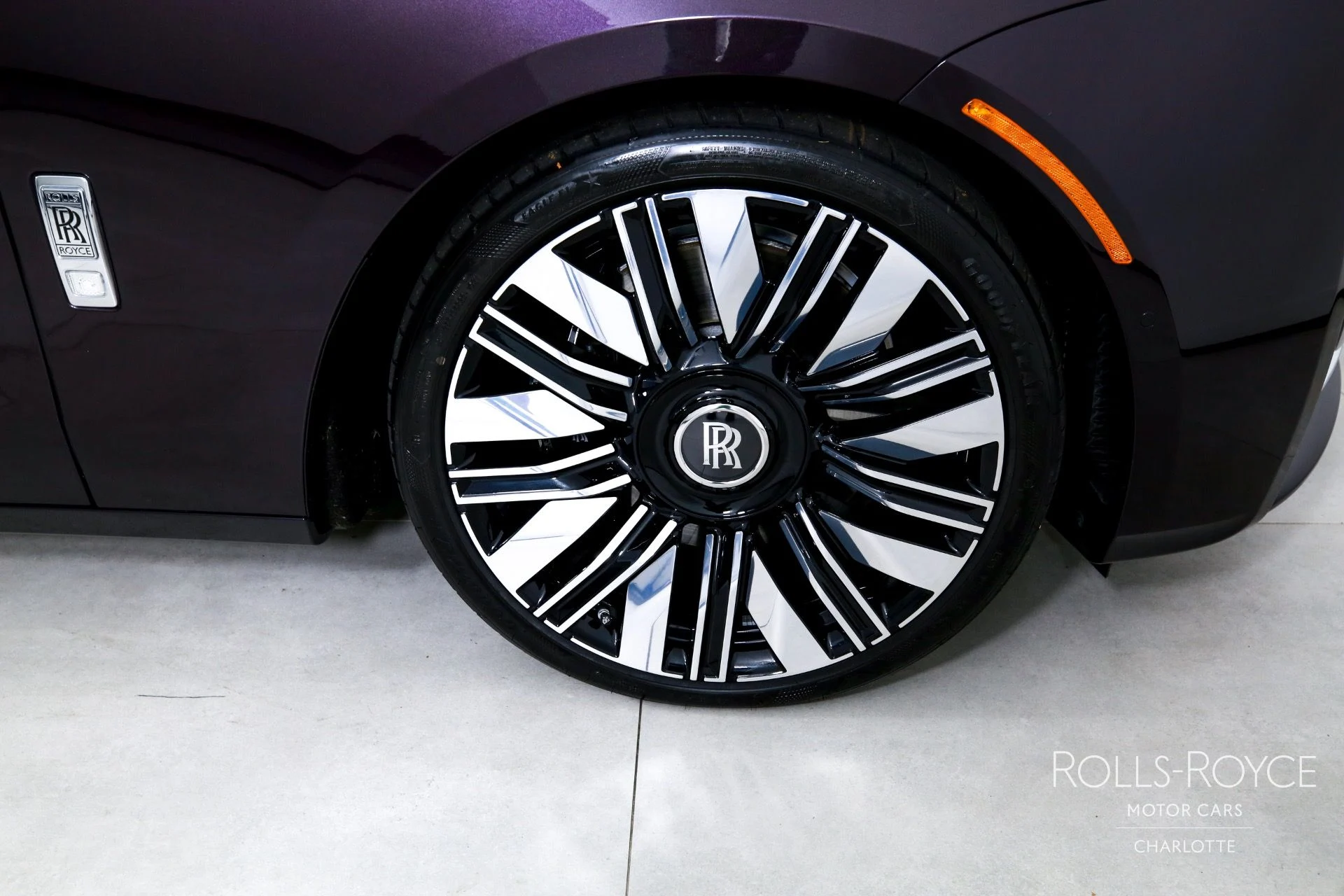 mph039_4178960564_Used_2025_Rolls_Royce_Ghost_1759510199_9a690641d9