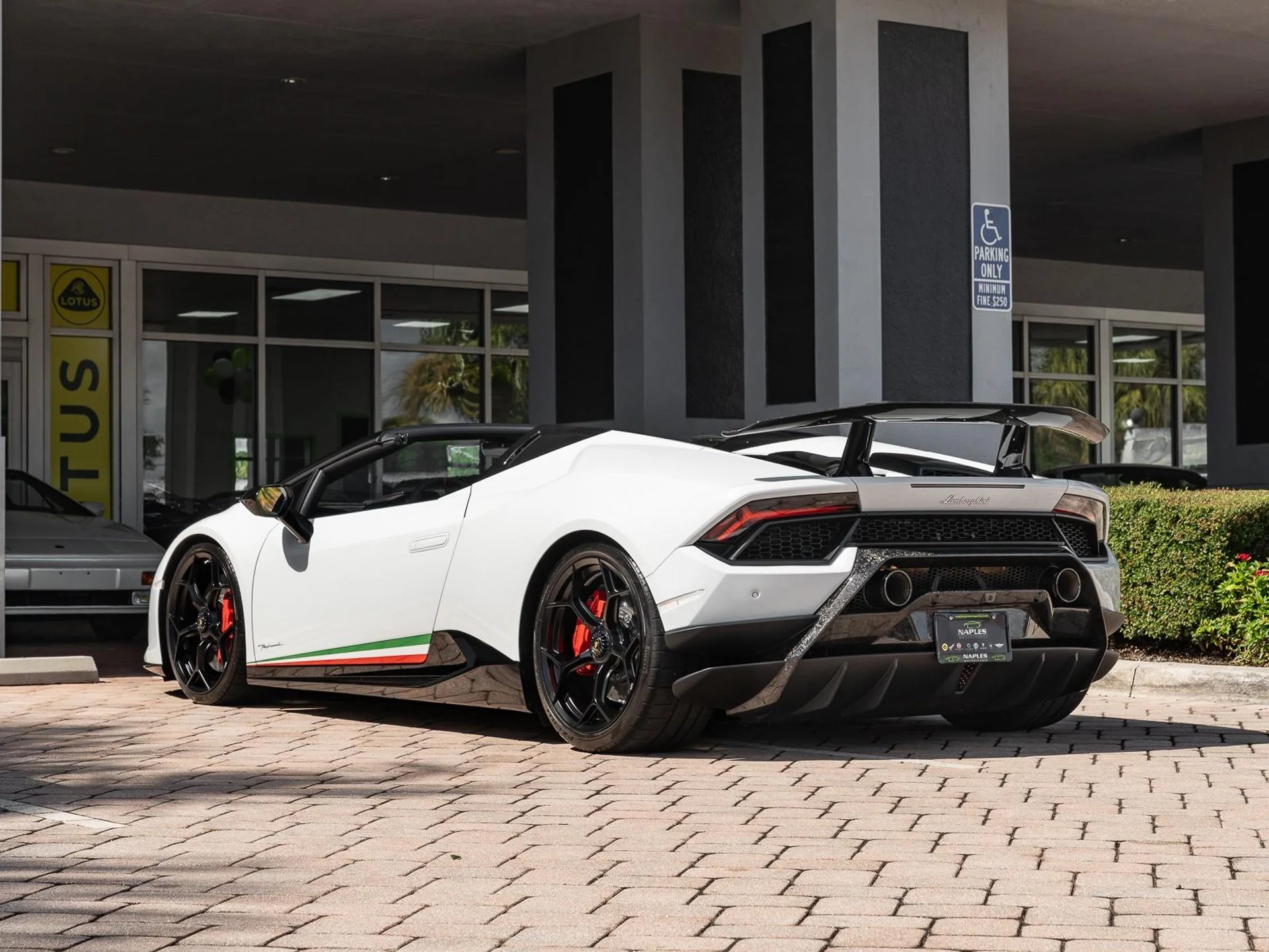 mph039_4257989243_Used_2018_Lamborghini_Huracan_Performante_Spyder_1761599162_4c51ea657e